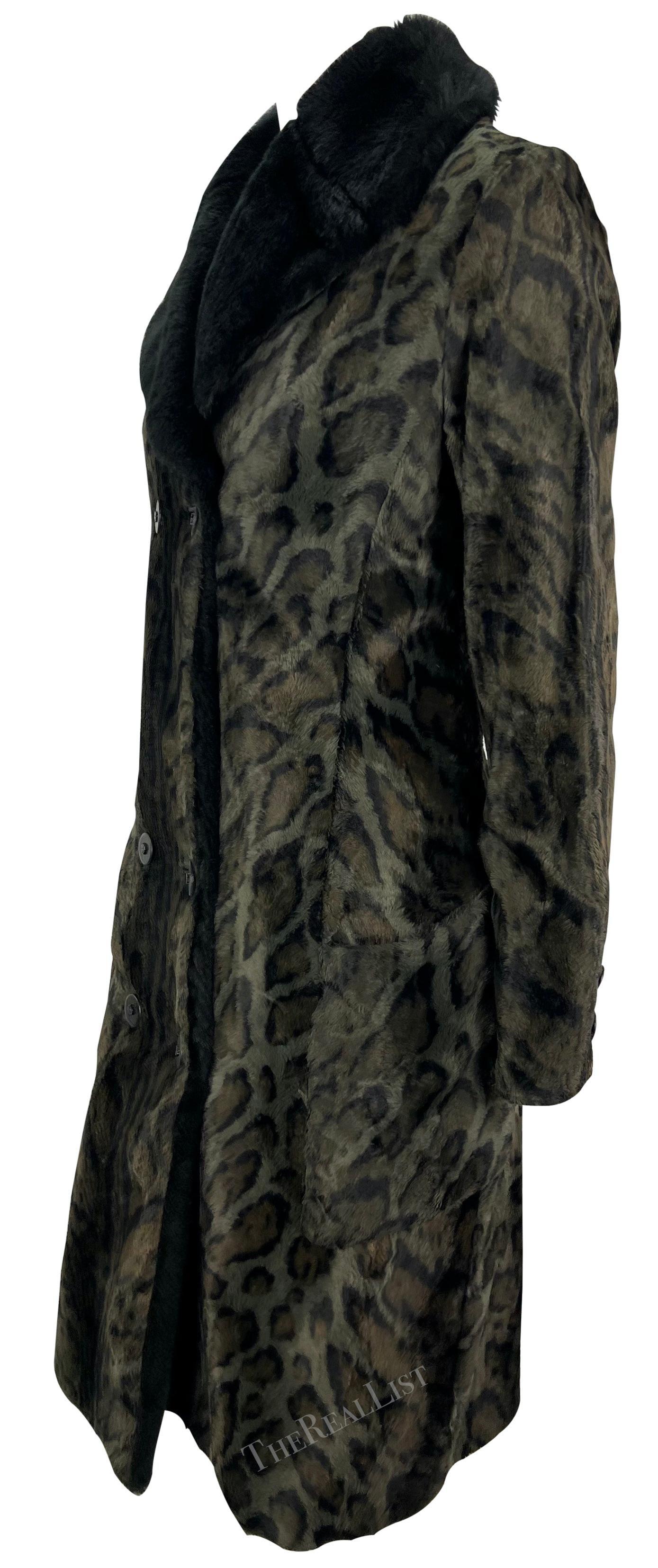 Gianni Versace A/I 1996 Cappotto doppio petto leopardato nero con pelliccia sintetica In condizioni ottime in vendita a West Hollywood, CA