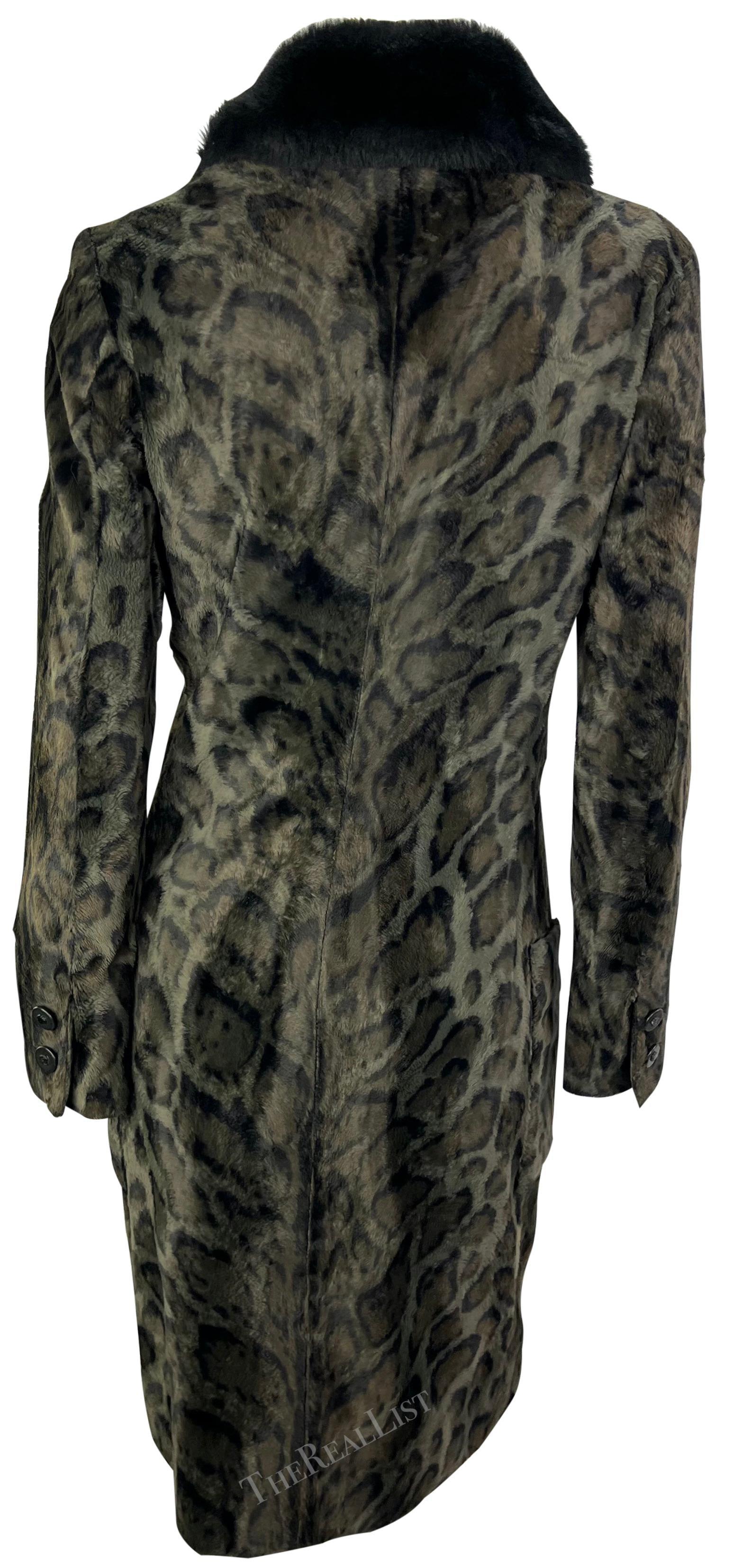 Donna Gianni Versace A/I 1996 Cappotto doppio petto leopardato nero con pelliccia sintetica in vendita