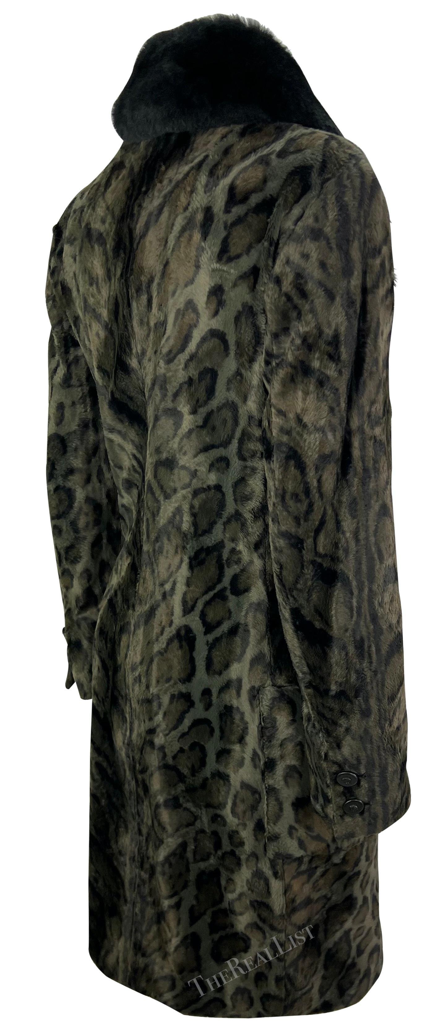 Gianni Versace A/I 1996 Cappotto doppio petto leopardato nero con pelliccia sintetica in vendita 1