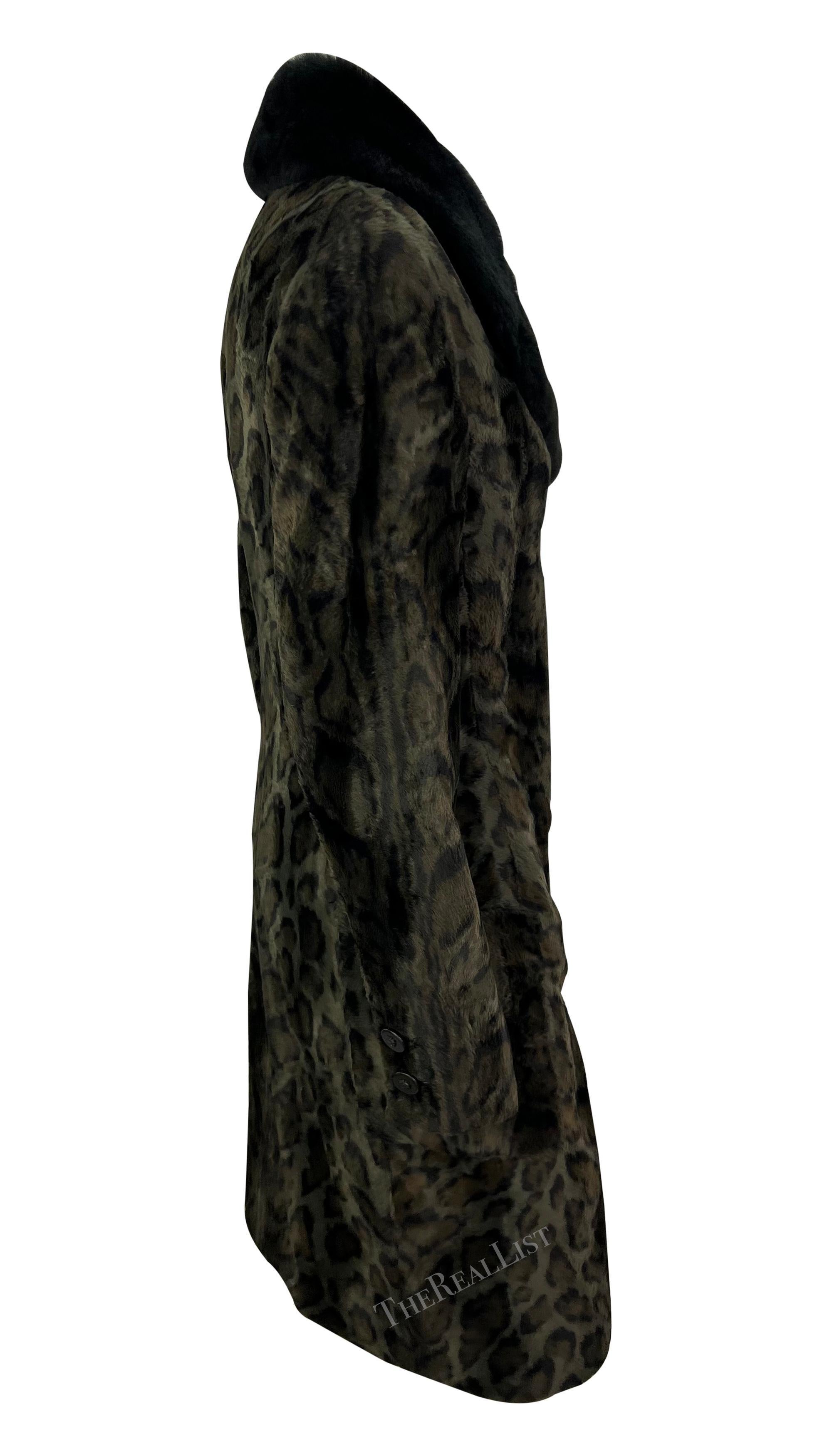 Gianni Versace A/I 1996 Cappotto doppio petto leopardato nero con pelliccia sintetica in vendita 2