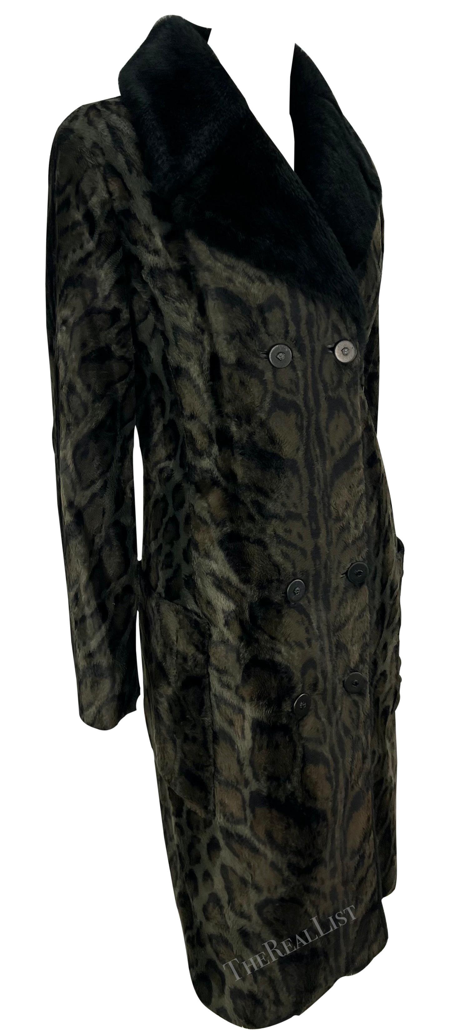 Gianni Versace A/I 1996 Cappotto doppio petto leopardato nero con pelliccia sintetica in vendita 3