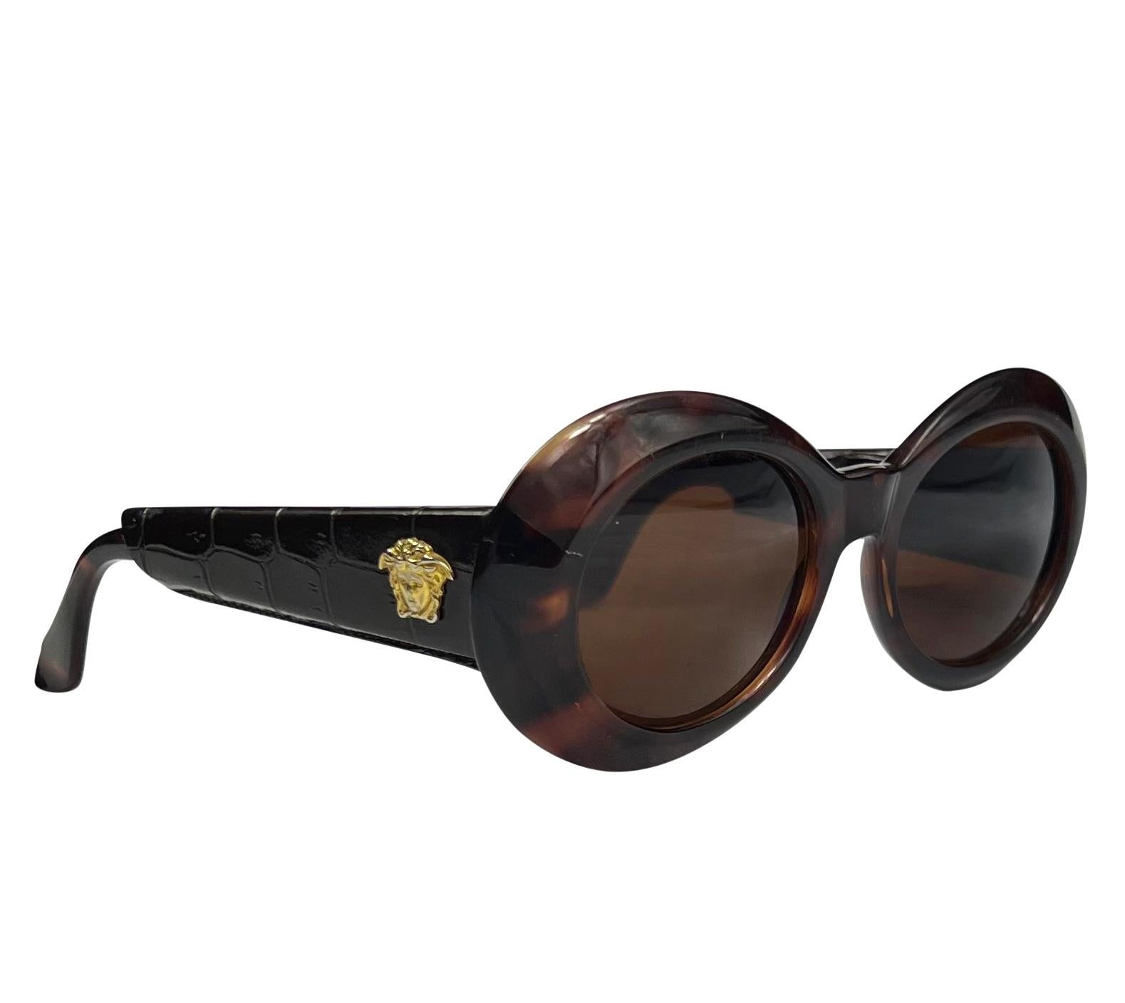 F/W 1996 Gianni Versace Brown Crocodile Medusa Acetate Sunglasses en vente 1