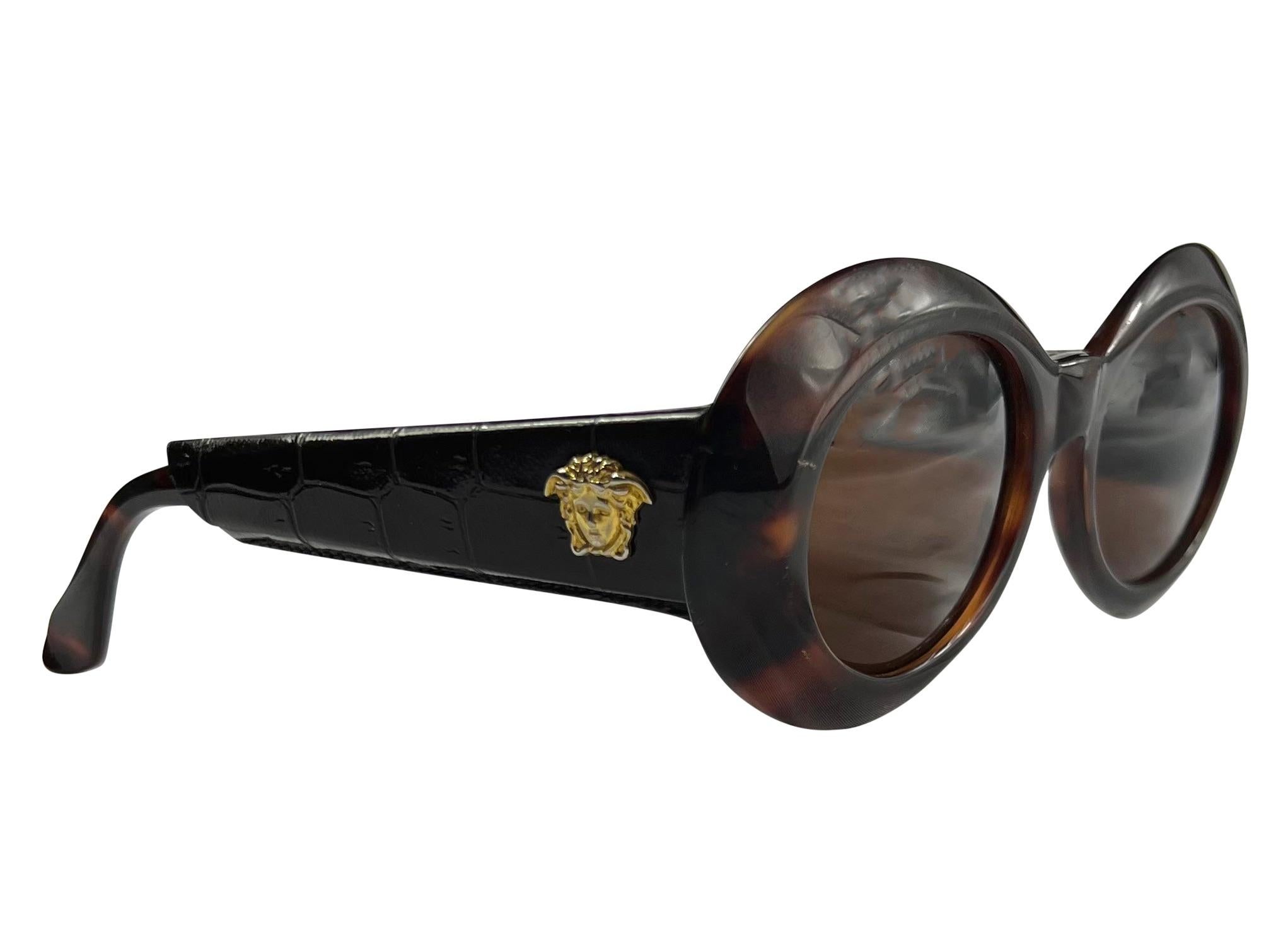 F/W 1996 Gianni Versace Brown Crocodile Medusa Acetate Sunglasses en vente 3