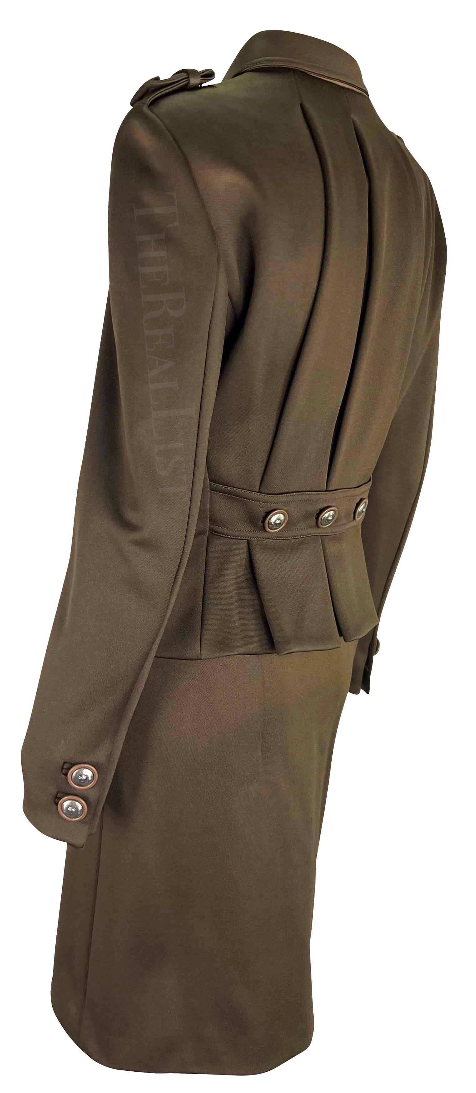 Ti presentiamo un favoloso tailleur marrone con gonna di Gianni Versace, disegnato da Gianni Versace. Dalla collezione Autunno/Inverno 1996, questo ensemble combina la raffinatezza chic con l'ispirazione militare, con una giacca sartoriale e una