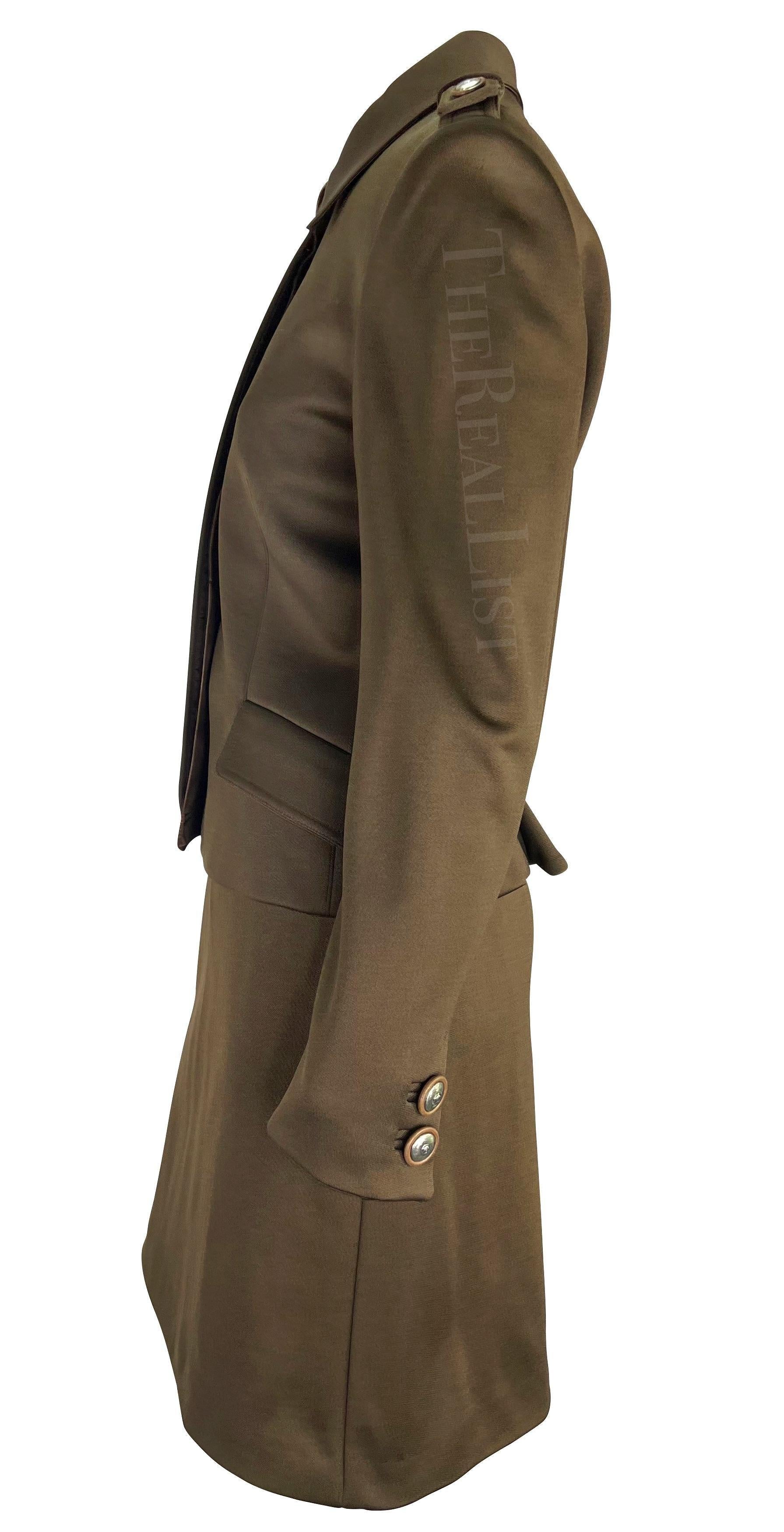 Nero Gianni Versace A/I 1996 Set di abiti con gonna a bottoni Medusa di colore marrone di ispirazione militare in vendita