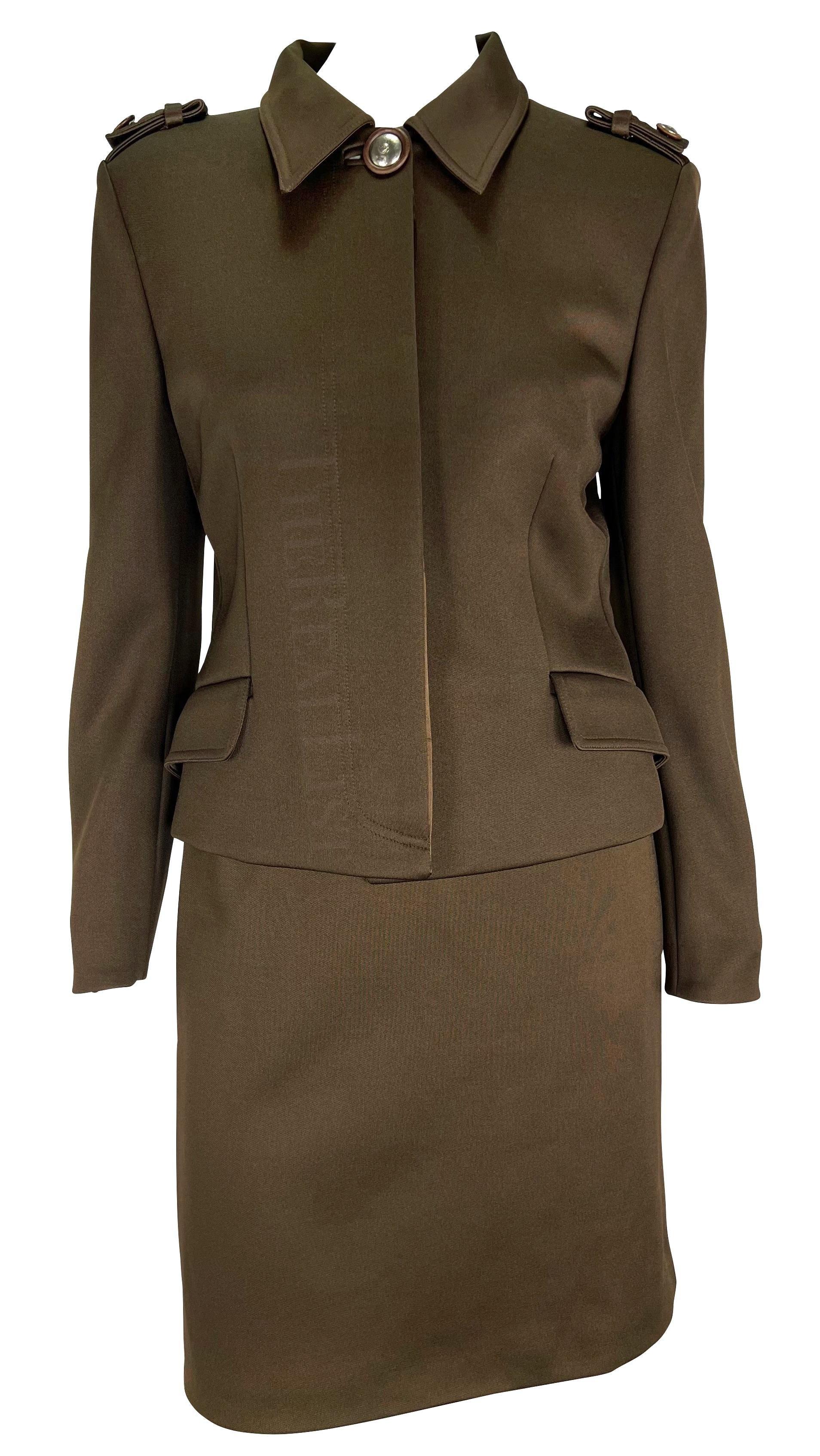Donna Gianni Versace A/I 1996 Set di abiti con gonna a bottoni Medusa di colore marrone di ispirazione militare in vendita