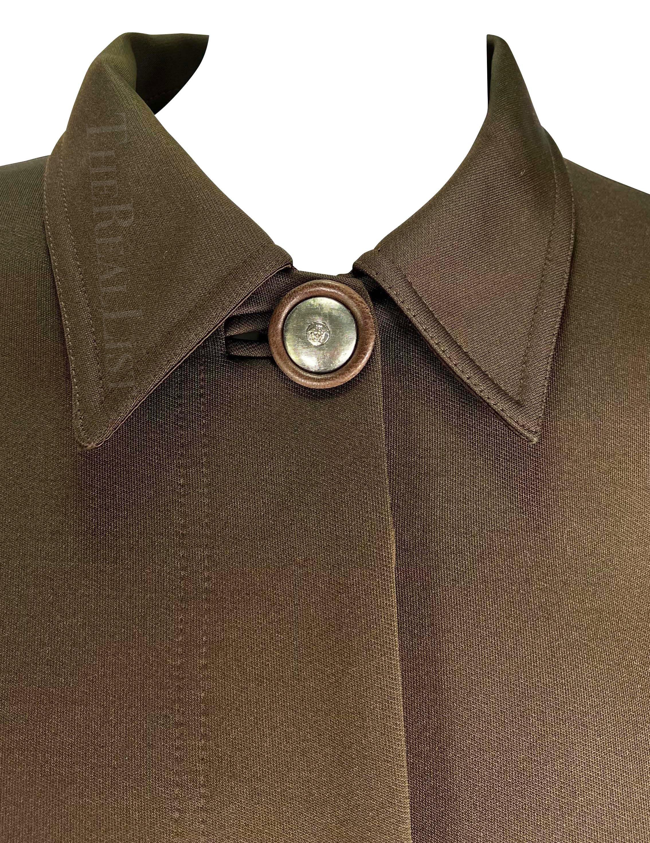 Gianni Versace A/I 1996 Set di abiti con gonna a bottoni Medusa di colore marrone di ispirazione militare in vendita 1