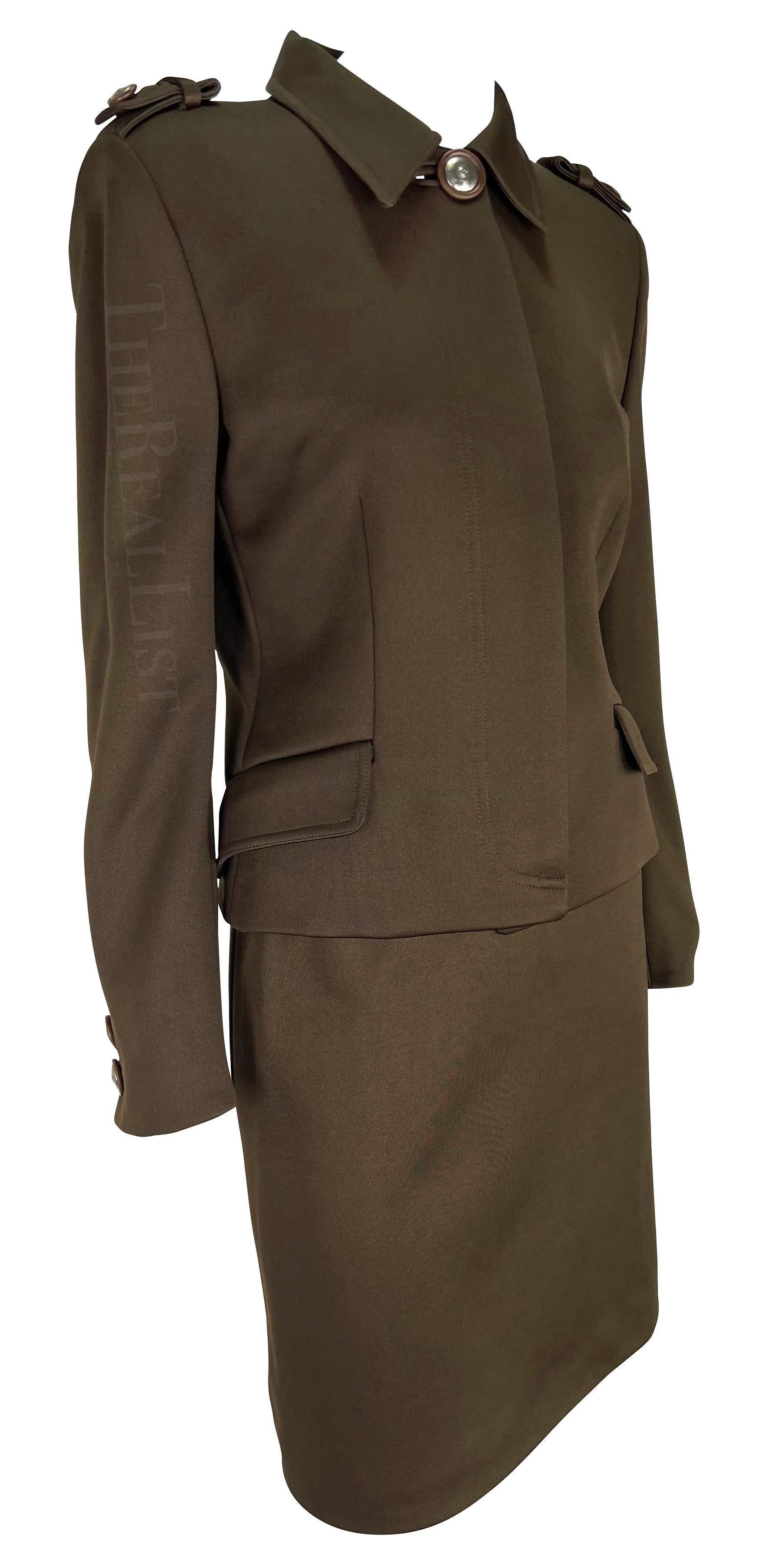 Gianni Versace A/I 1996 Set di abiti con gonna a bottoni Medusa di colore marrone di ispirazione militare in vendita 3