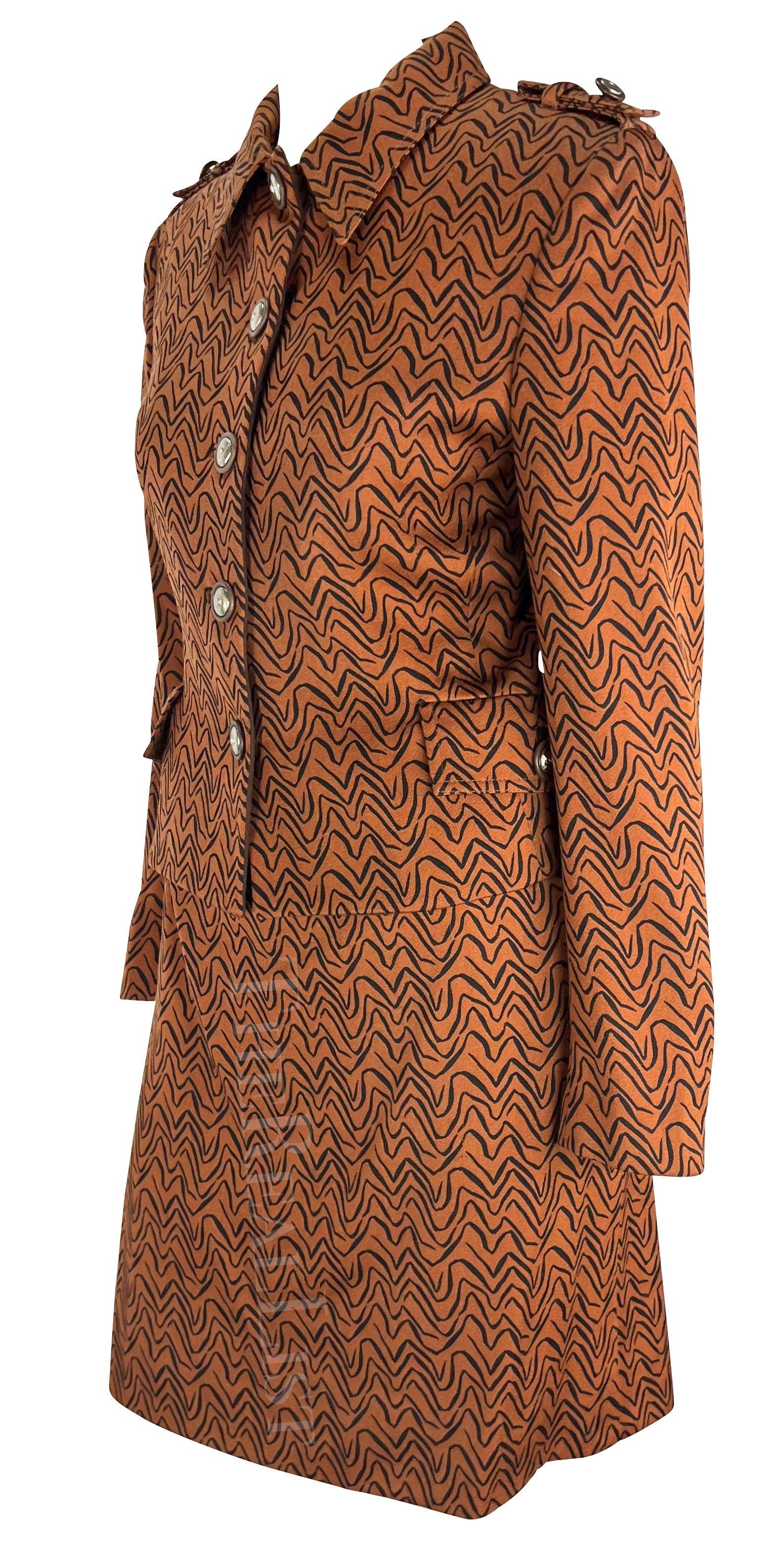 Marrone A/I 1996 Gianni Versace Brown Rust Abstract Wiggle Print Medusa Belt Gonna Suit in vendita