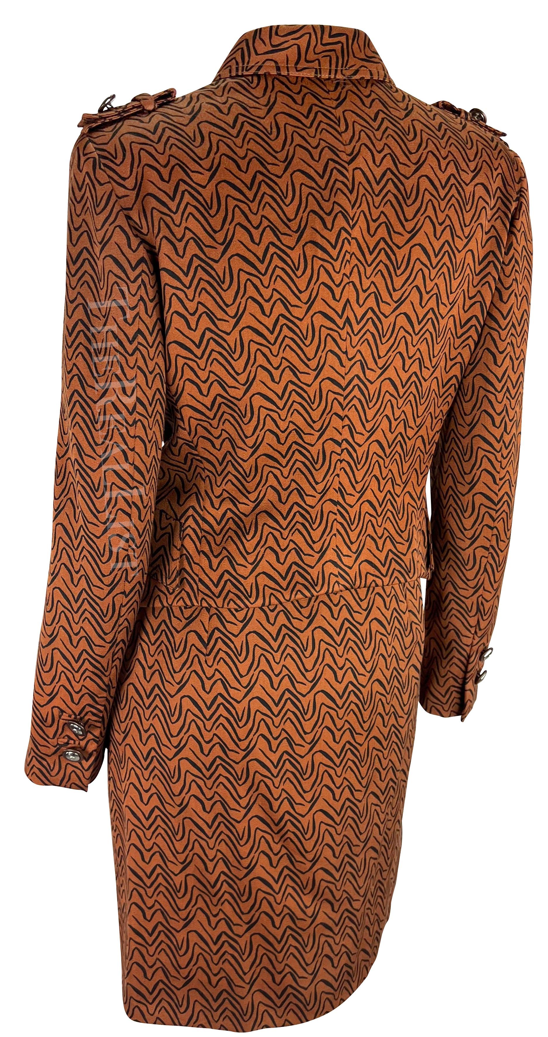F/W 1996 Gianni Versace Brown Rust Abstract Wiggle Print Medusa Belt Skirt Suit en vente 1