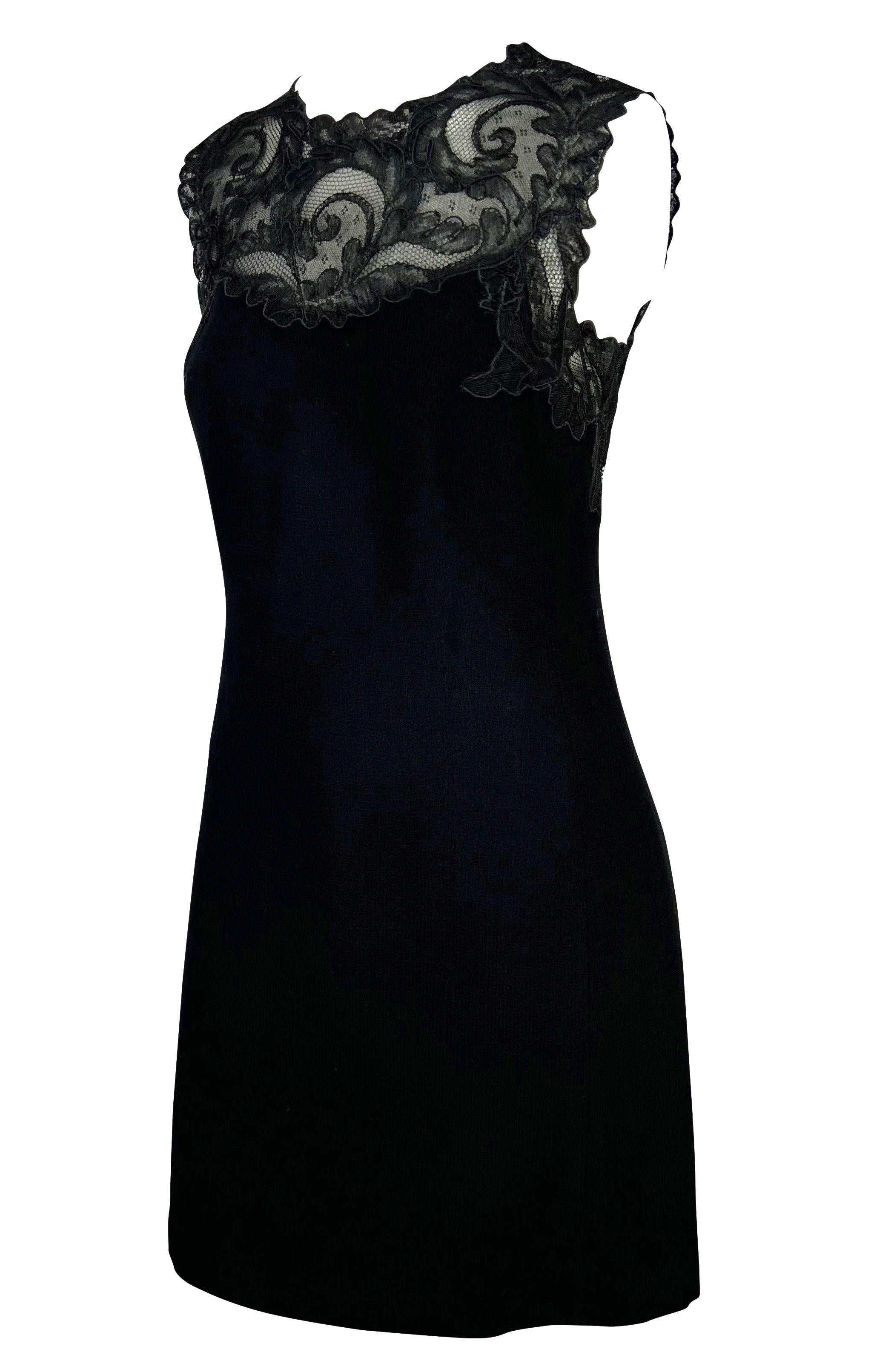 Nous vous présentons une fabuleuse robe Gianni Versace Couture en dentelle noire, conçue par Gianni Versace. Issue de la collection Automne/Hiver 1996, cette magnifique robe en laine stretch sans manches est agrémentée d'une dentelle complexe