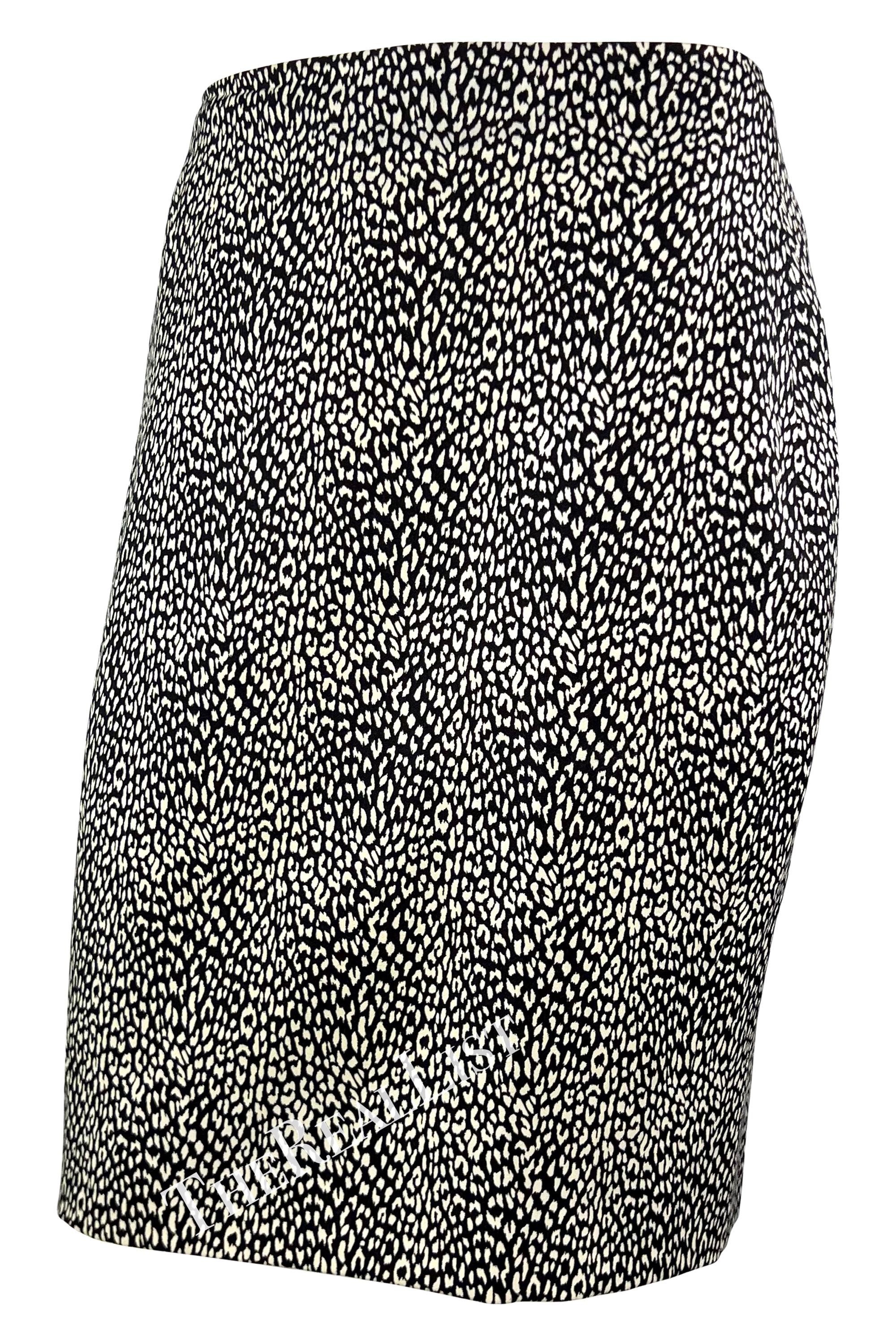 Wir präsentieren einen fabelhaften schwarz-weißen Gianni Versace-Rock mit Gepardenmuster, entworfen von Gianni Versace. Dieser Rock aus der Herbst/Winter-Kollektion 1996, der über dem Knie getragen wird, ist die perfekte, vielseitige Ergänzung für
