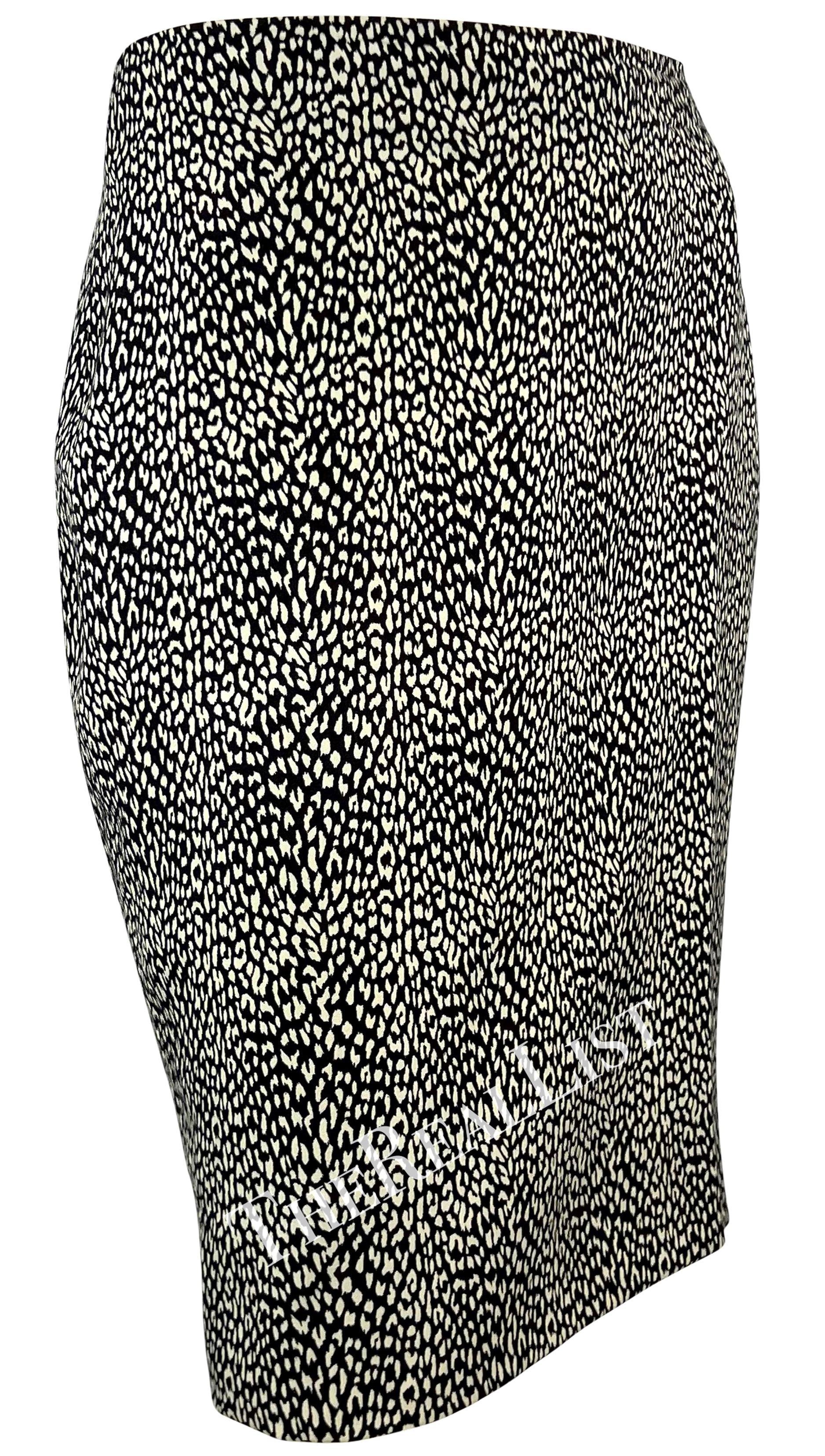 F/W 1996 Gianni Versace Couture Schwarz-Weißer Bleistiftrock mit Gepardenmuster im Angebot 2
