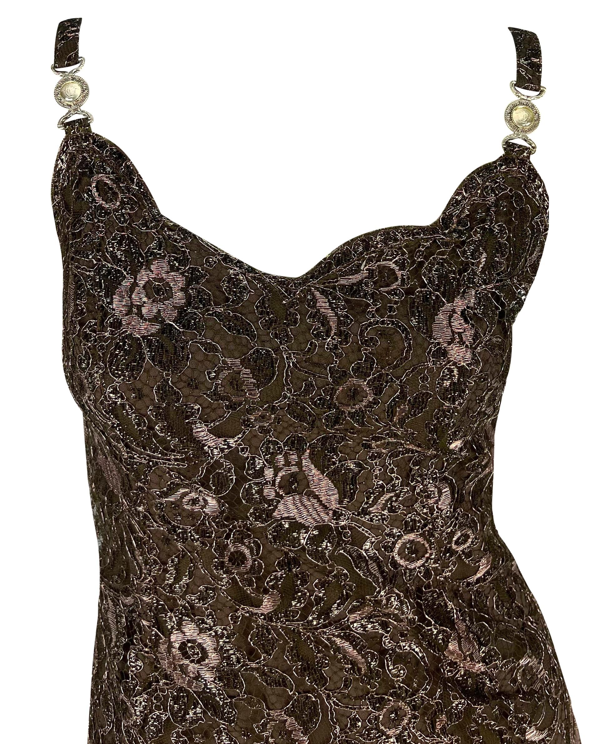 Wir präsentieren ein atemberaubendes Kleid aus brauner Spitze von Gianni Versace, entworfen von Gianni Versace für seine Herbst/Winter-Kollektion 1996. Dieses exquisite Kleid zeigt das gleiche aufwendige Spitzen-Overlay-Design, das auch auf dem