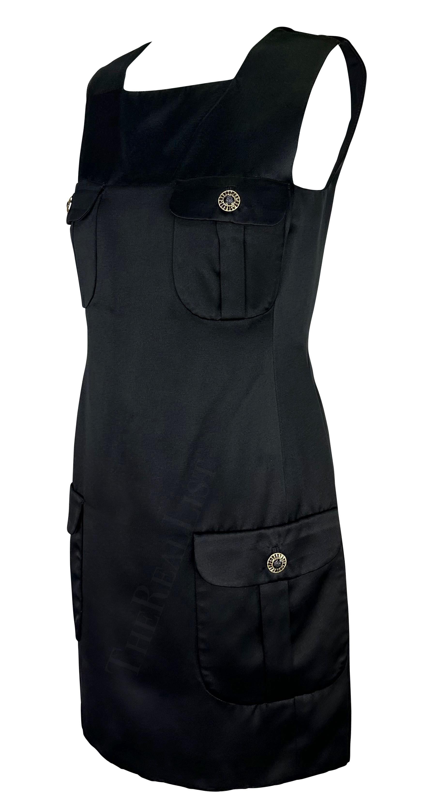 F/W 1996 Gianni Versace Rhinestone Medusa Pocket Black Satin Mini Dress Excellent état - En vente à West Hollywood, CA