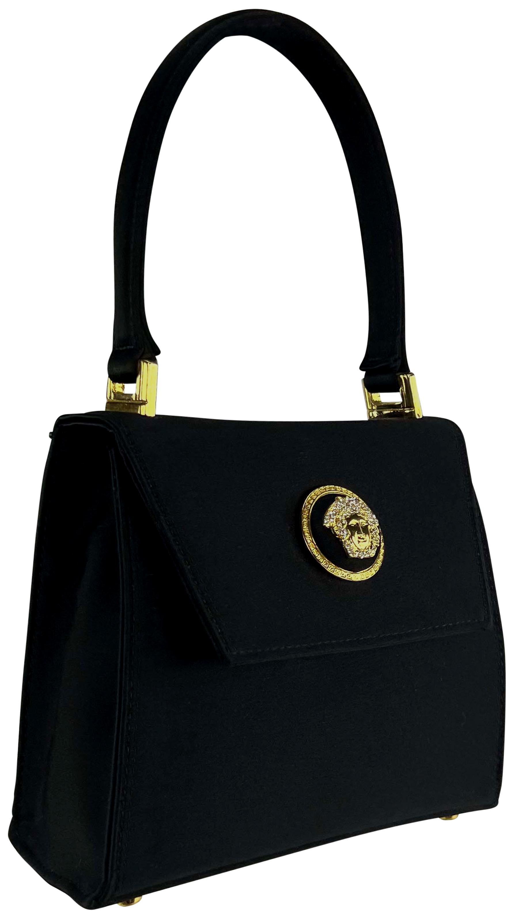 F/W 1996 Gianni Versace Mini Bolso Crossbody con Asa Superior Medusa de Raso y Pedrería en venta 5