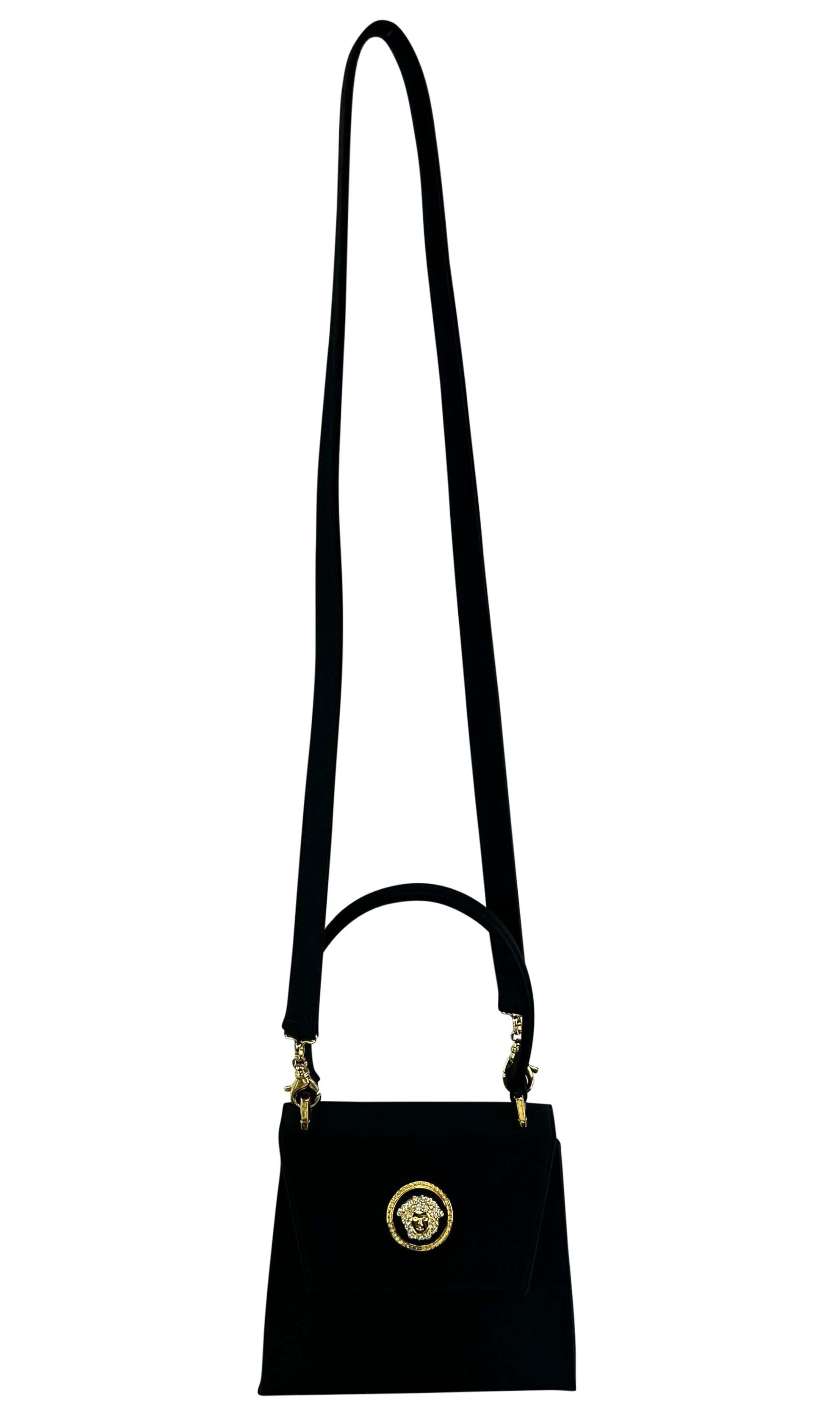 F/W 1996 Gianni Versace Mini Bolso Crossbody con Asa Superior Medusa de Raso y Pedrería Negro en venta