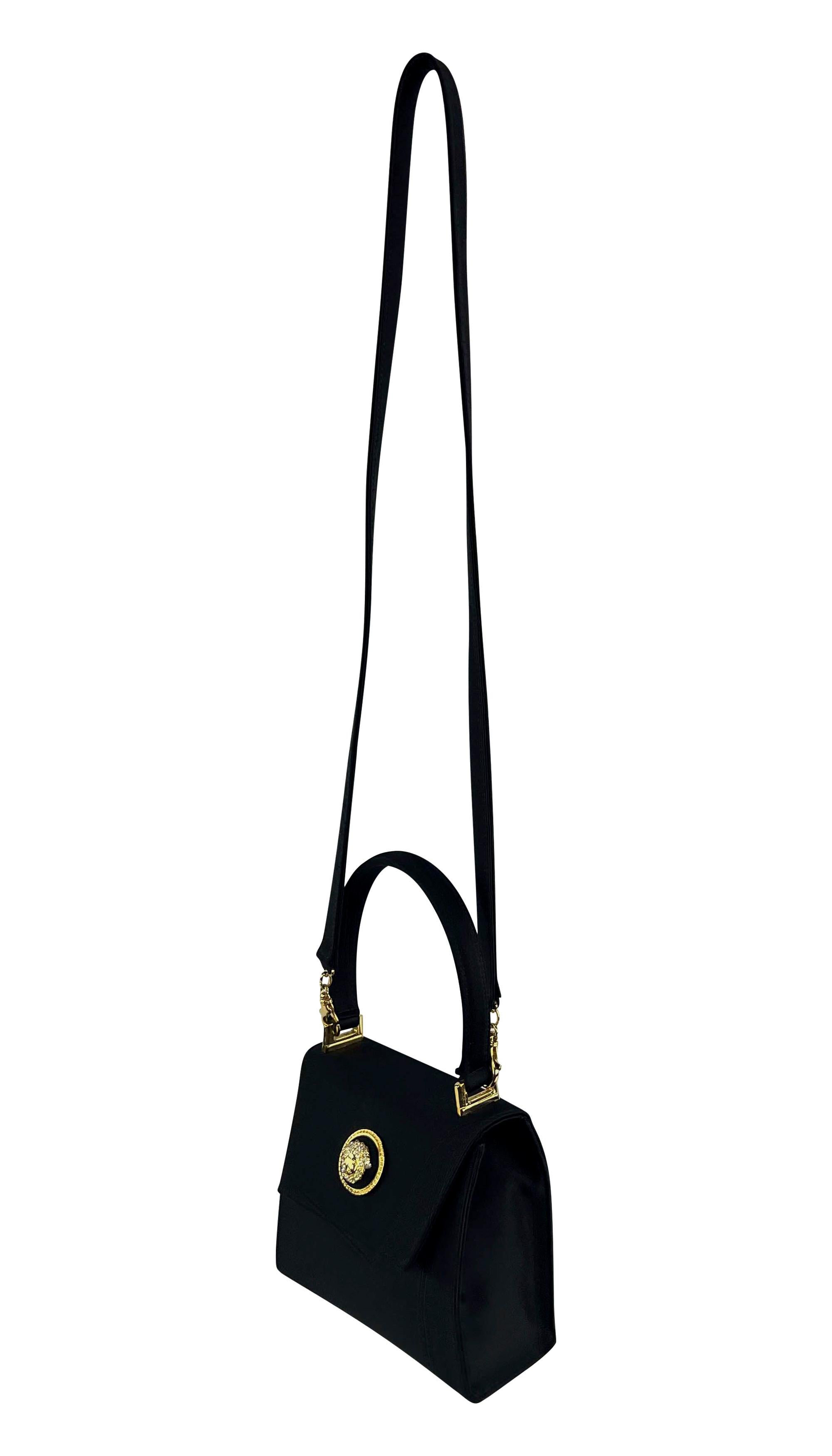 F/W 1996 Gianni Versace Mini Bolso Crossbody con Asa Superior Medusa de Raso y Pedrería en Excelente estado para la venta en West Hollywood, CA