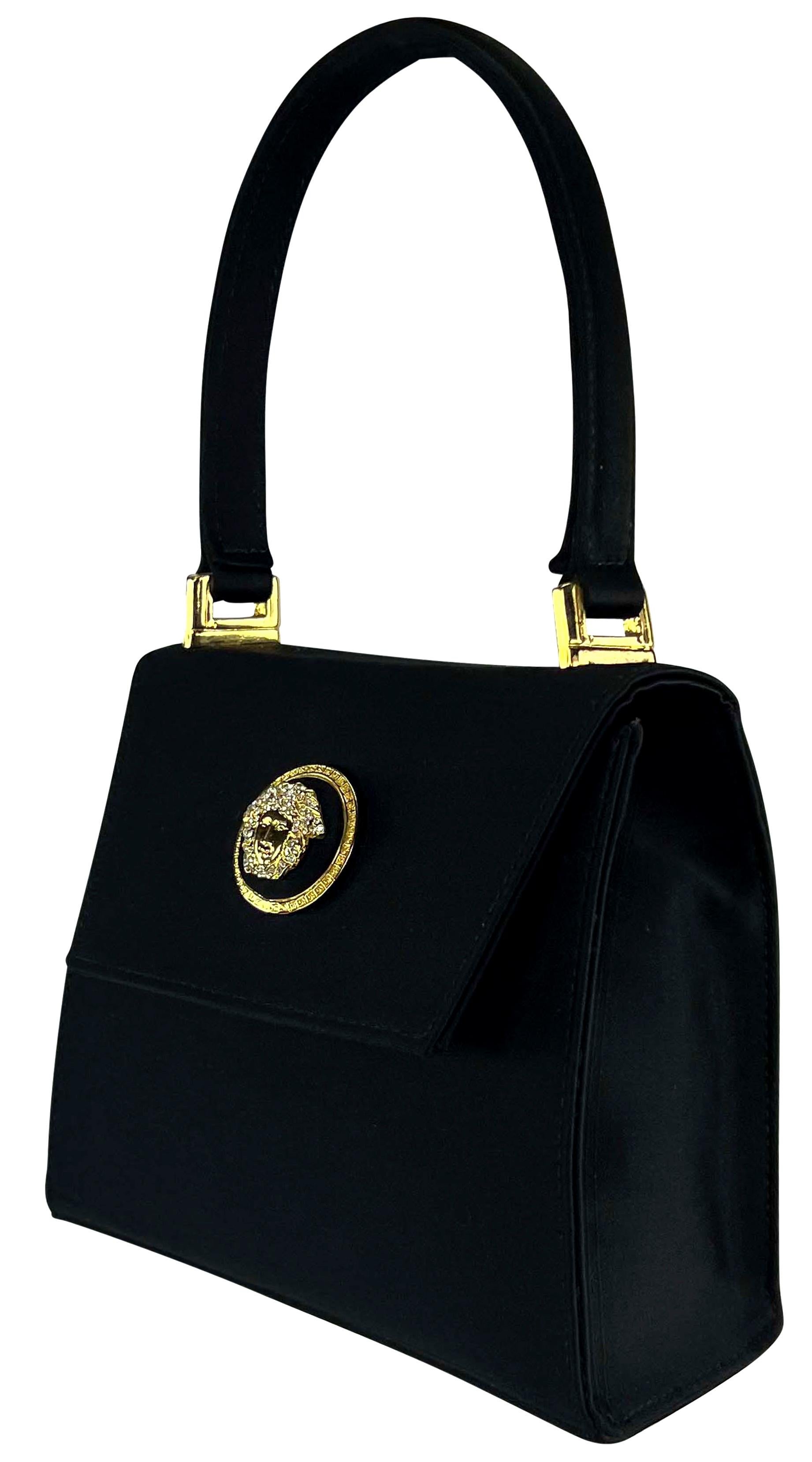 F/W 1996 Gianni Versace Mini Bolso Crossbody con Asa Superior Medusa de Raso y Pedrería en venta 1