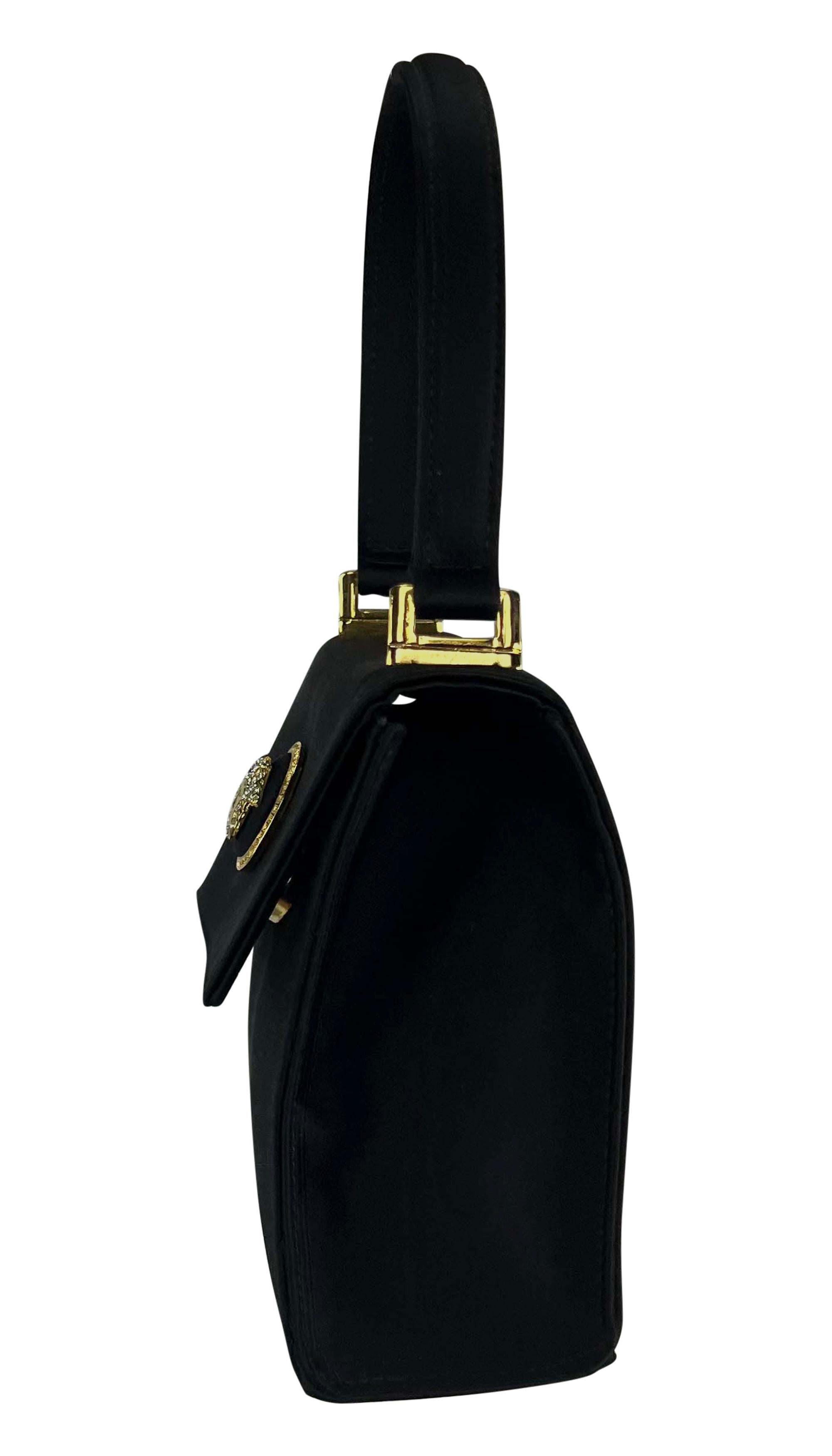 F/W 1996 Gianni Versace Mini Bolso Crossbody con Asa Superior Medusa de Raso y Pedrería en venta 2