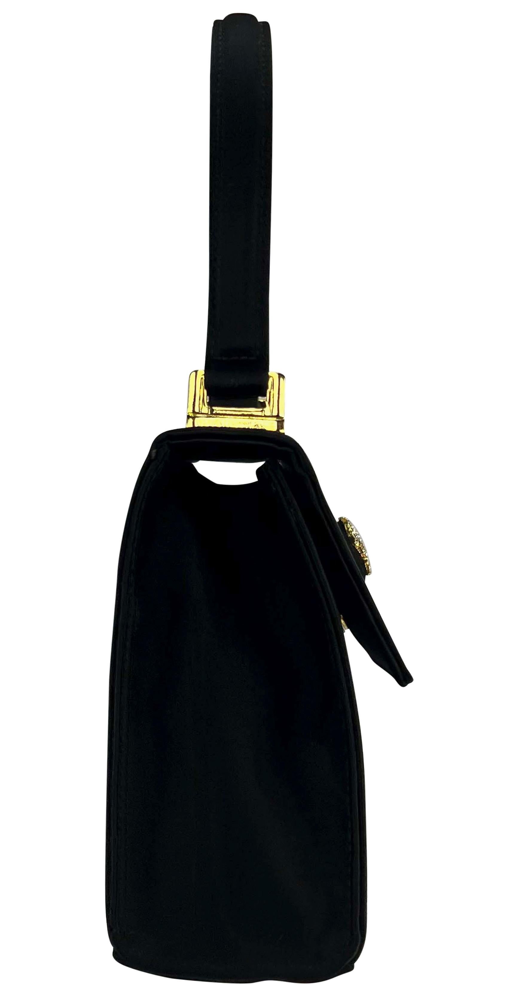 F/W 1996 Gianni Versace Mini Bolso Crossbody con Asa Superior Medusa de Raso y Pedrería en venta 4