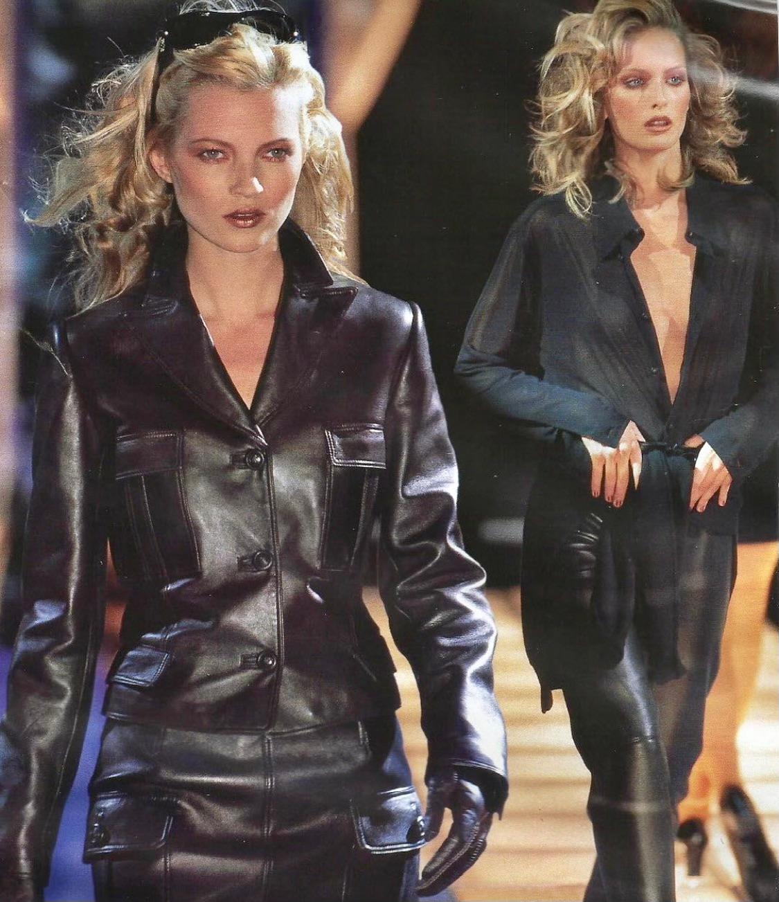 F/W 1996 Gianni Versace Runway Black Leather Medusa Pocket Mini Skirt For Sale 4