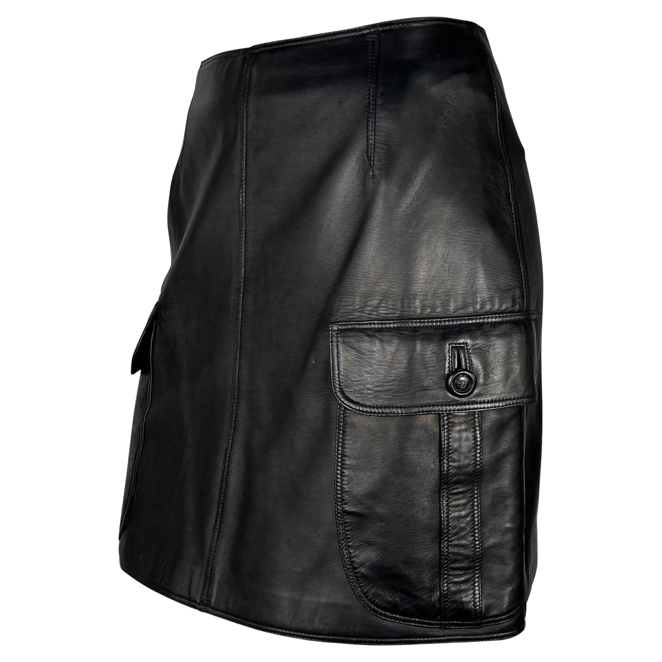 H/W 1996 Gianni Versace Laufsteg Schwarzer Minirock aus Leder mit Medusa-Taschentasche aus Leder im Angebot