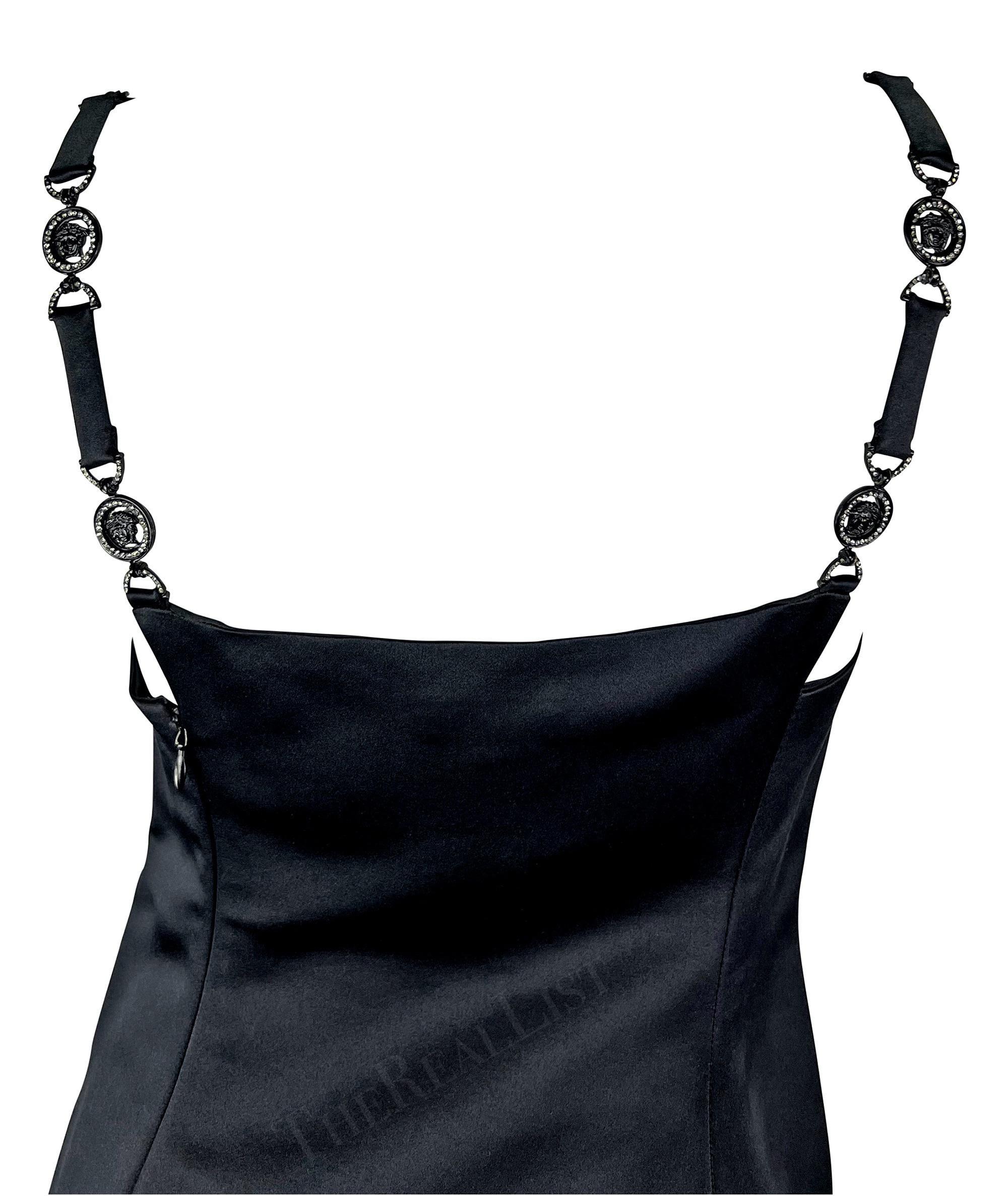 A/I 1996 Gianni Versace: mini abito in raso trasparente con strass e tasca a forma di Medusa in vendita 5