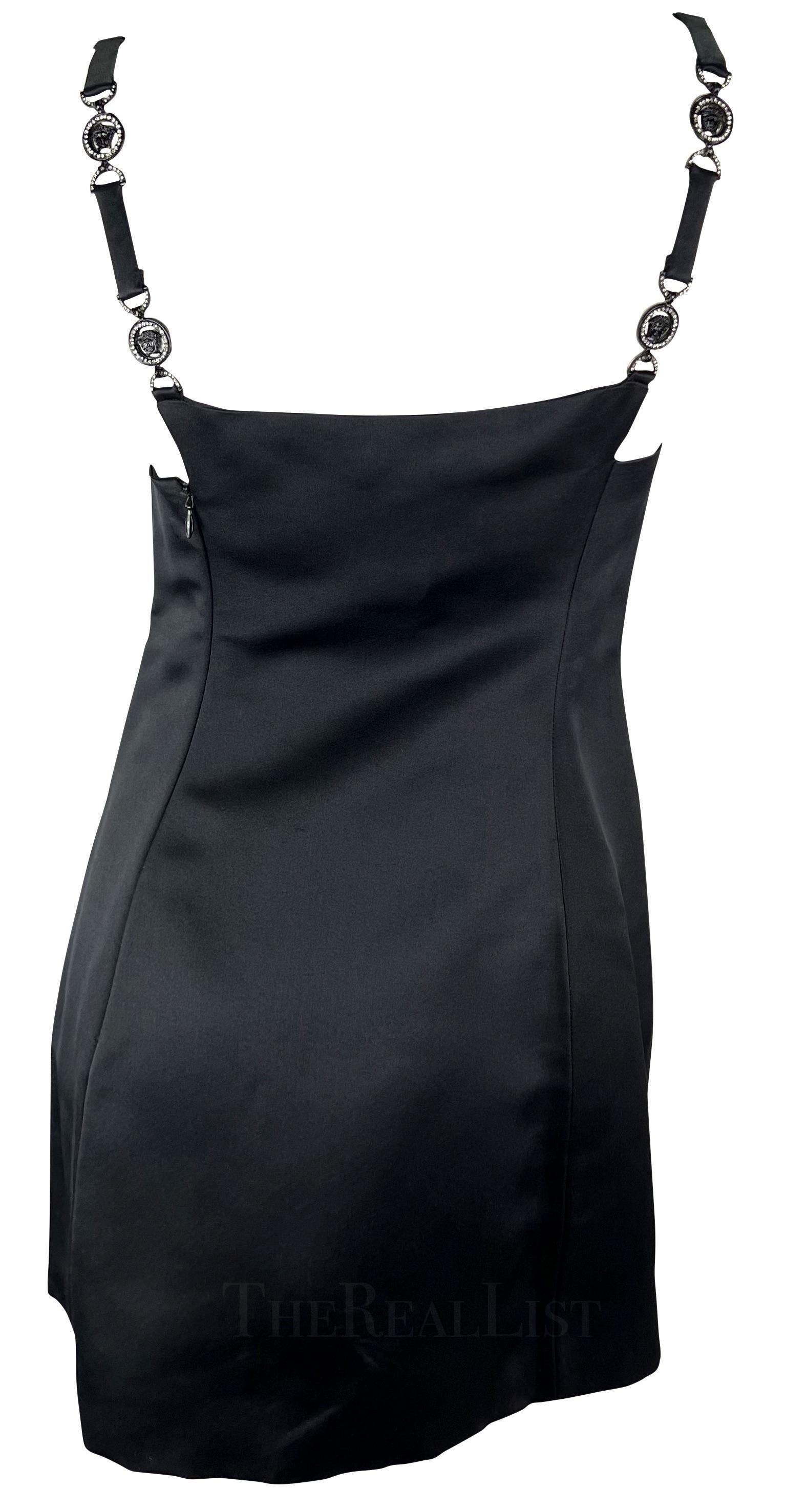 A/I 1996 Gianni Versace: mini abito in raso trasparente con strass e tasca a forma di Medusa in vendita 4