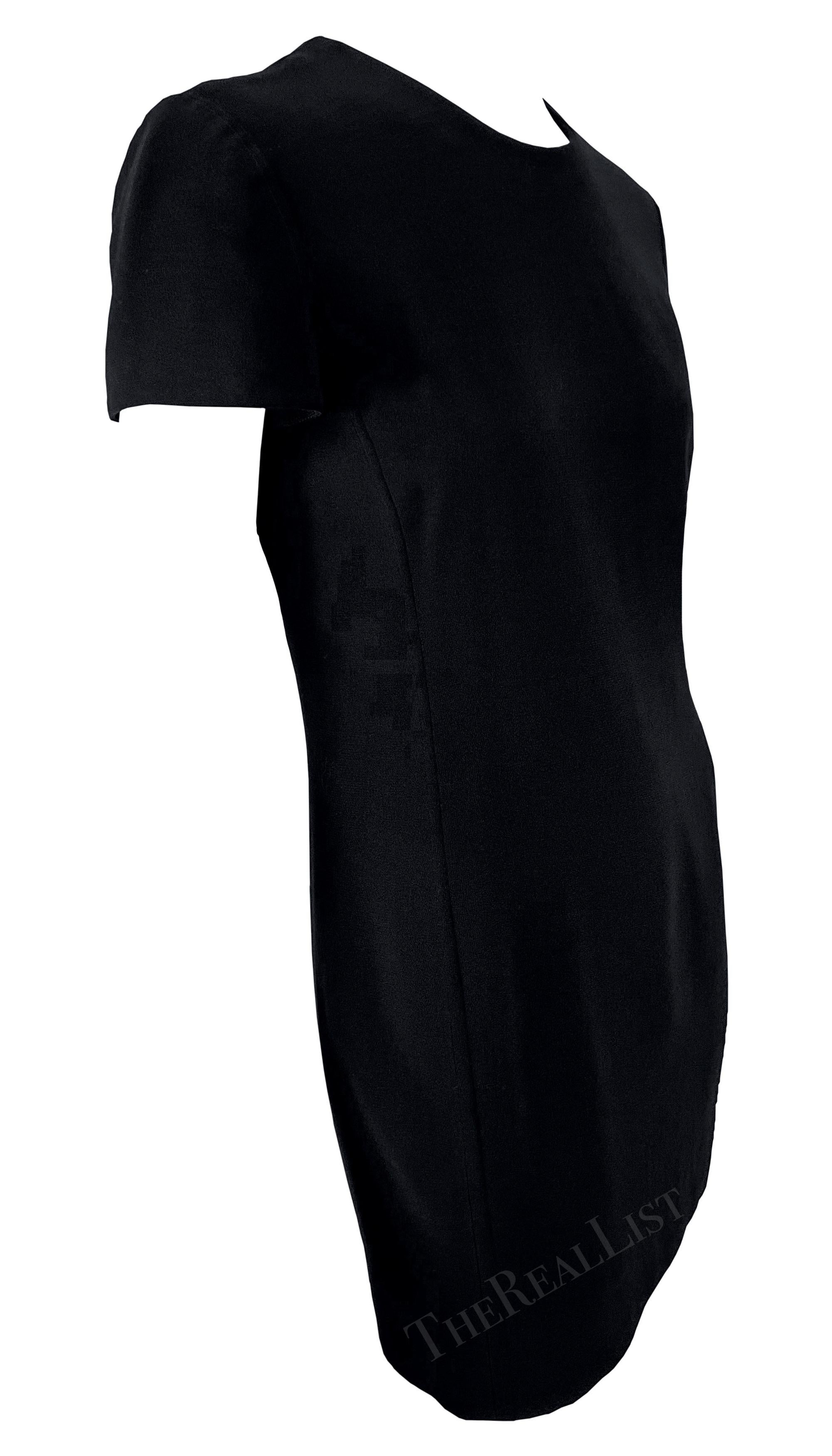 Gianni Versace - Robe courte noire à manches courtes, automne-hiver 1996 Pour femmes en vente