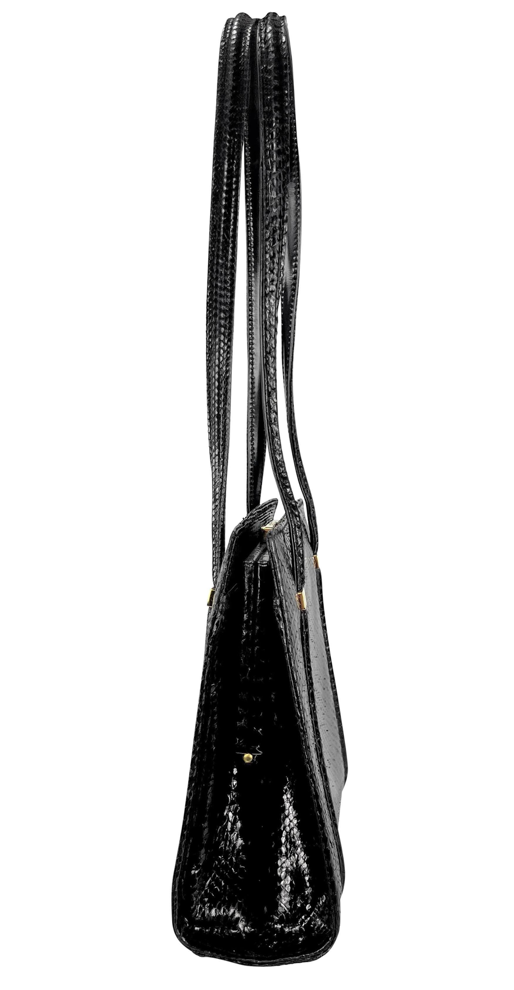 Dalla collezione Gucci Autunno/Inverno 1996 di Tom Ford, questa borsa a tracolla media è realizzata in vera pelle di pitone nera con una silhouette strutturata. Presenta una doppia tracolla e inserti in oro, come una borsa quasi identica mostrata