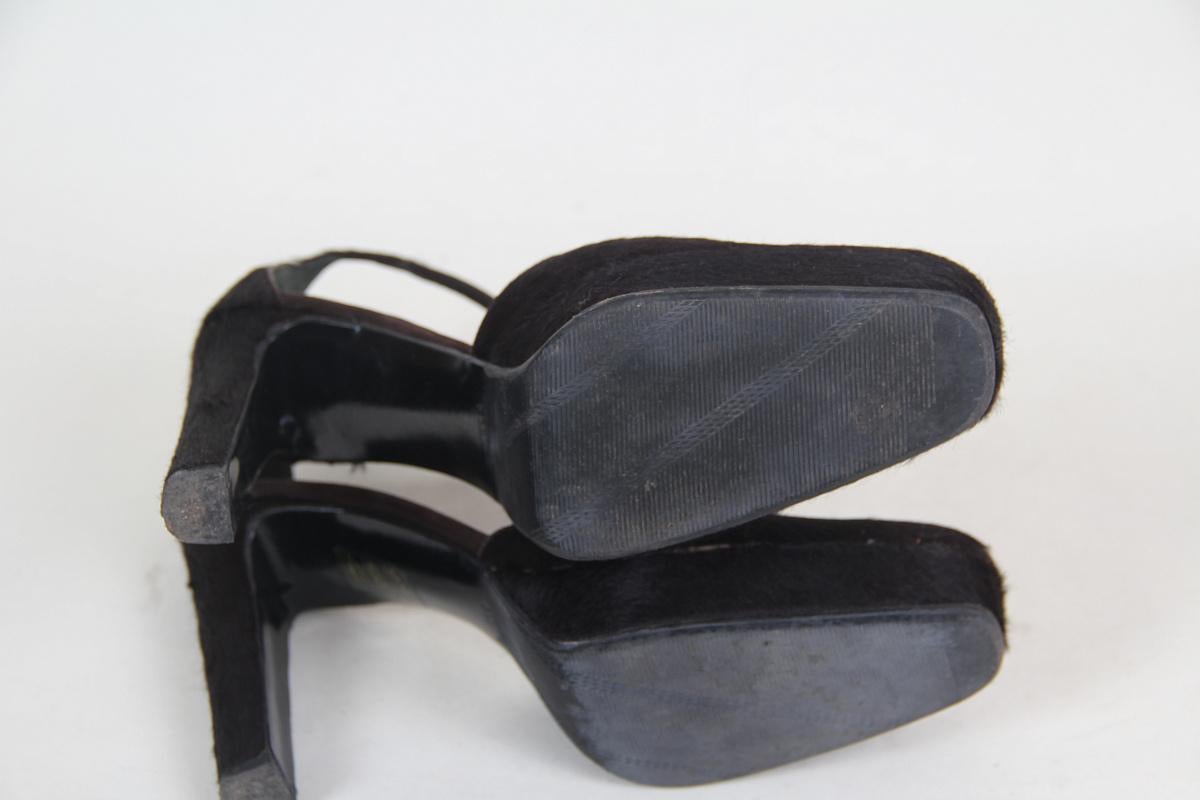 F/W 1996 Gucci by Tom Ford Brown Pony Hair (poils de poney)  Talons
- Vintage Gucci by Tom Ford  poils de poney  talons de la collection automne 1996.
- Avec la boucle dorée emblématique
- Talons hauts en bois.
- Fabriqué en Italie.
- Taille 35 1/2


