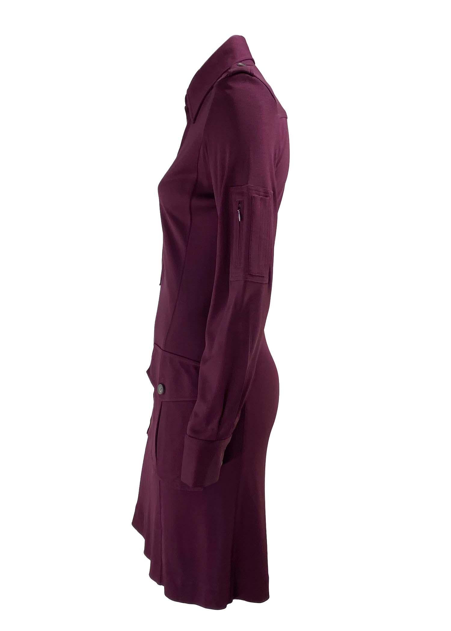 Présentation d'une robe Gucci à col d'inspiration militaire, conçue par Tom Ford. Cette robe de la collection Automne/Hiver 1996 est confectionnée dans une viscose épaisse et extensible qui permet au tissu de tomber parfaitement sur les courbes du