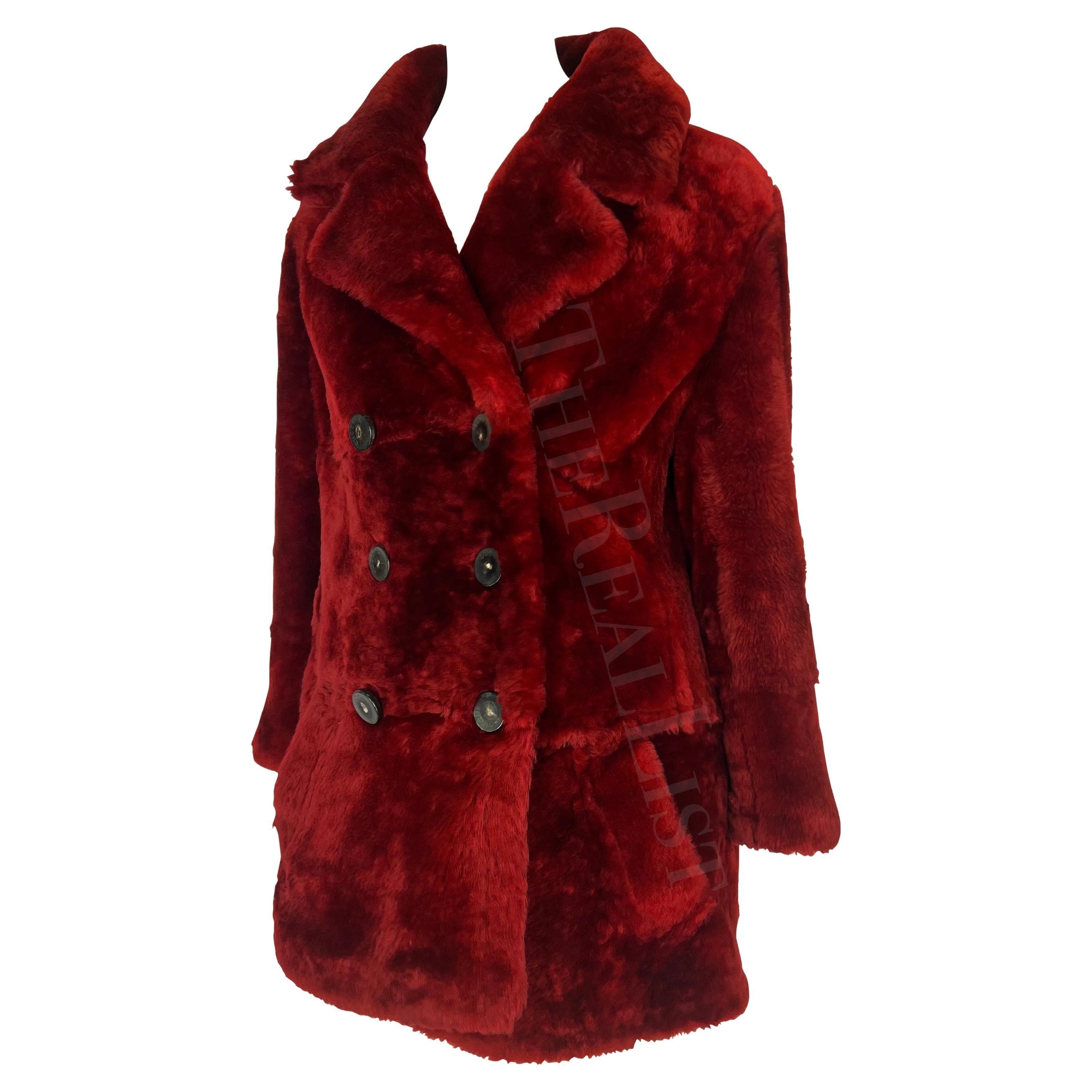 A/I 1996 Gucci by Tom Ford Cappotto doppio petto in shearling rosso intenso In condizioni ottime in vendita a West Hollywood, CA