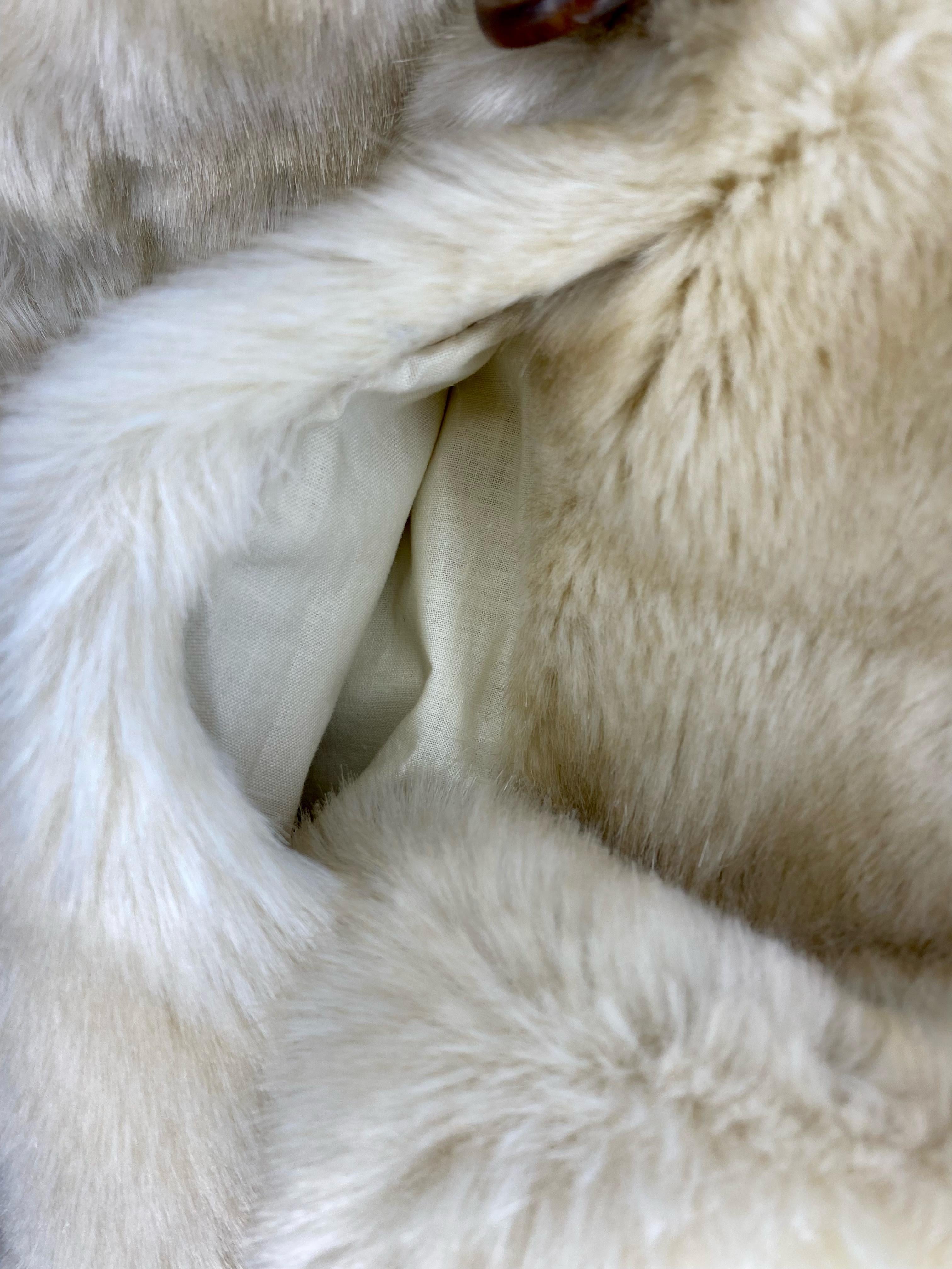 F/W 1996 Gucci by Tom Ford Kate Moss Runway Cream Faux Fur Coat In Good Condition In West Hollywood, CA