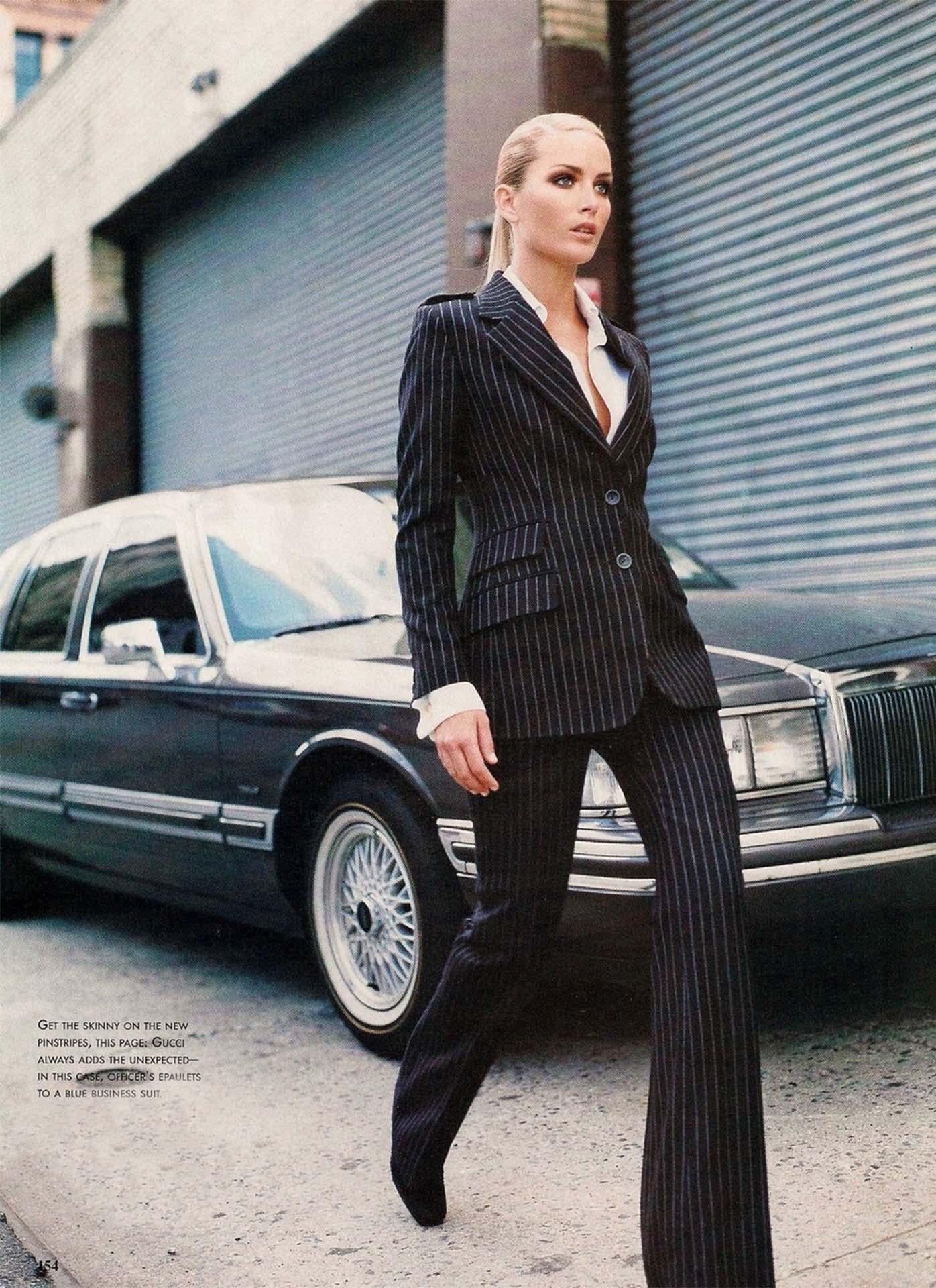 Présentation d'un fabuleux costume Gucci à rayures noires conçu par Tom Ford. Issue de la collection automne-hiver 1996, cette fabuleuse combinaison a fait ses débuts sur le défilé de la saison dans le cadre du Look 16, portée par Kylie Bax.