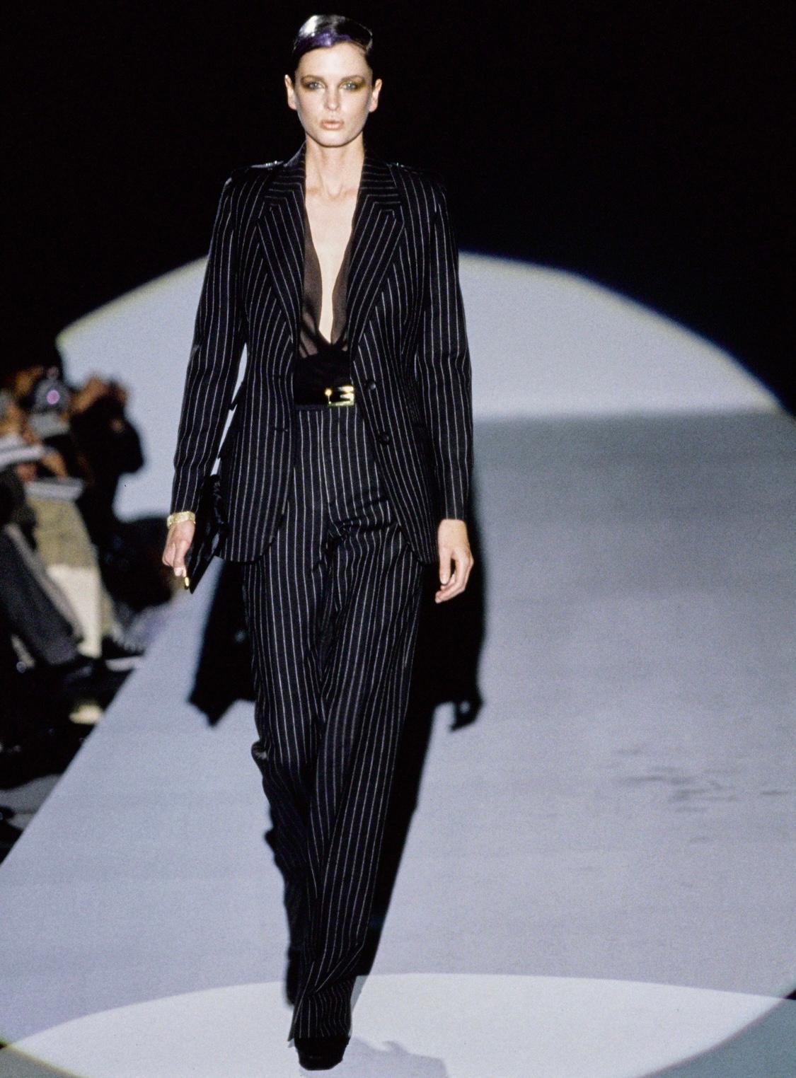 F/W 1996 Gucci by Tom Ford Runway Ad Ad Noir Laine Pinstripe Epaulet Pantalon Suit Pour femmes en vente
