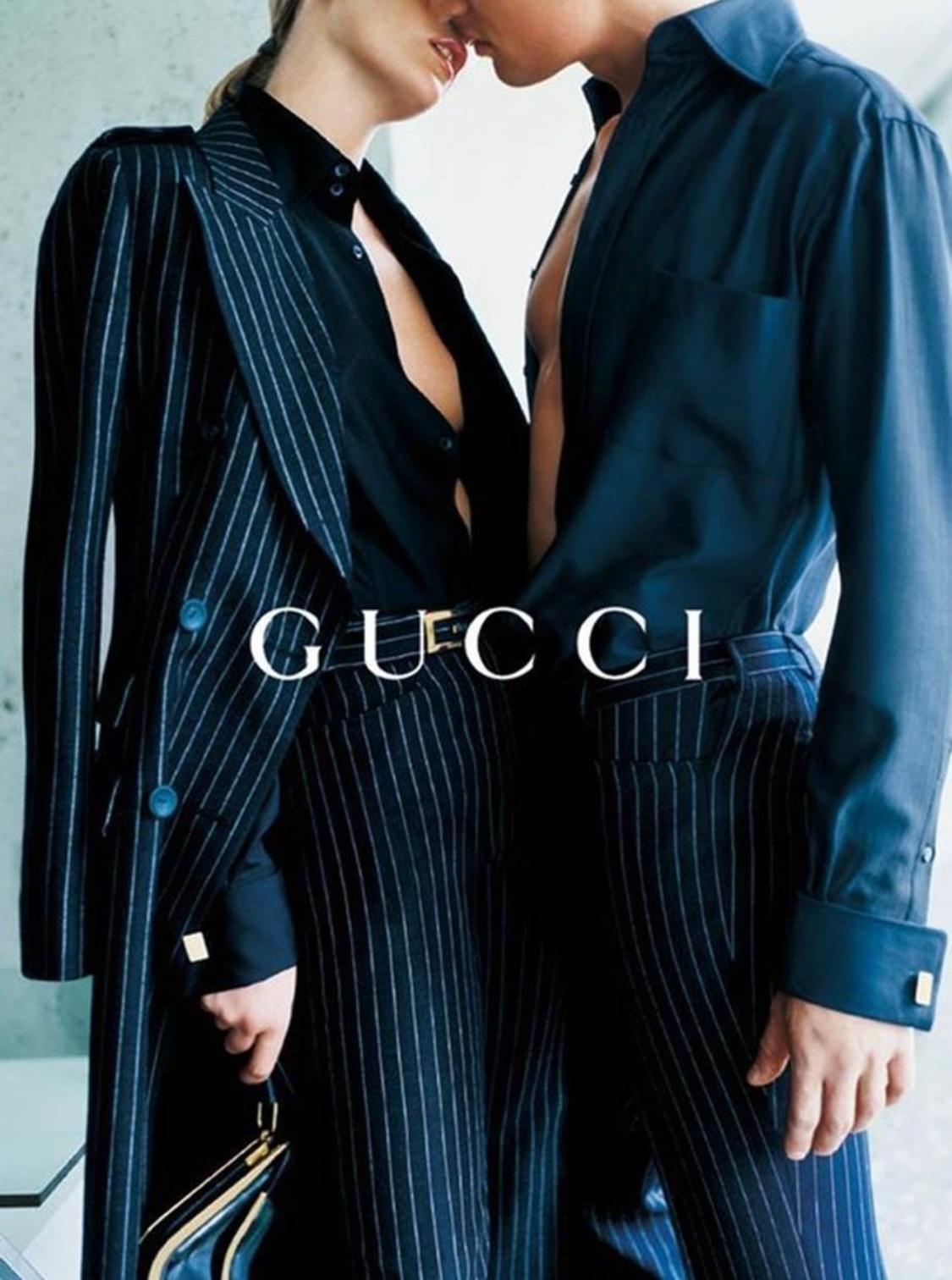 H/W 1996 Gucci by Tom Ford Laufsteg Ad Schwarzer Hosenanzug aus Wolle mit Nadelstreifen und Epaulet aus Wolle im Angebot 2