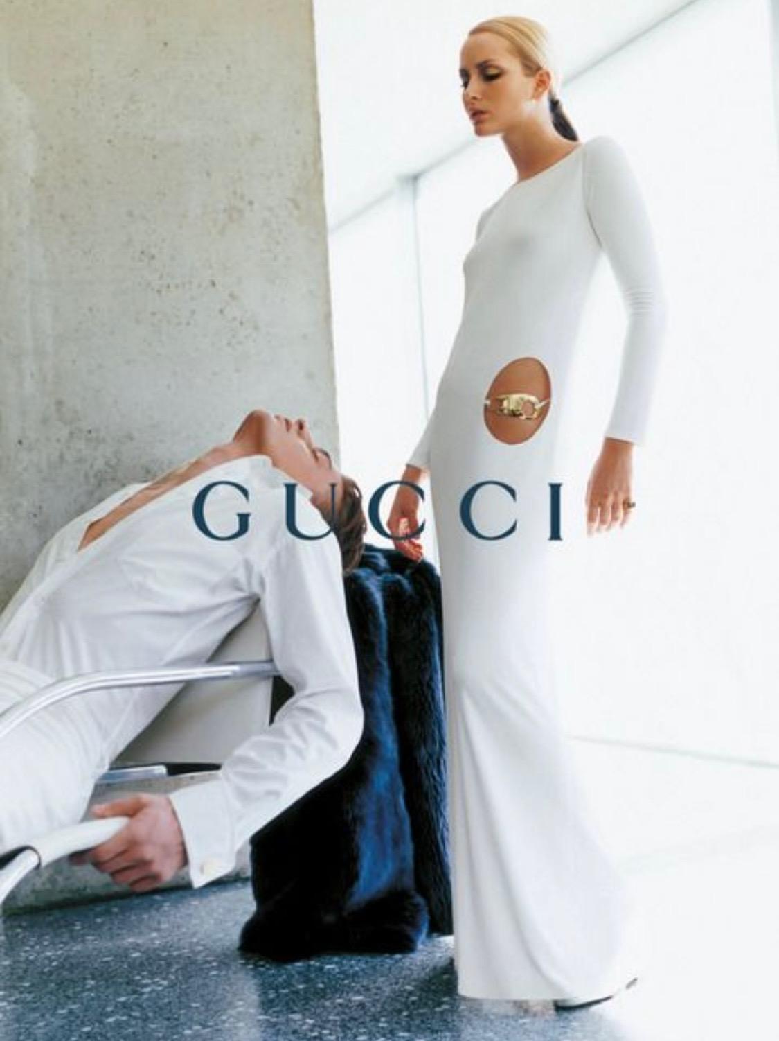H/W 1996 Gucci by Tom Ford Laufsteg Schwarzes Kleid aus Stretch-Viskose mit Ausschnitt 1