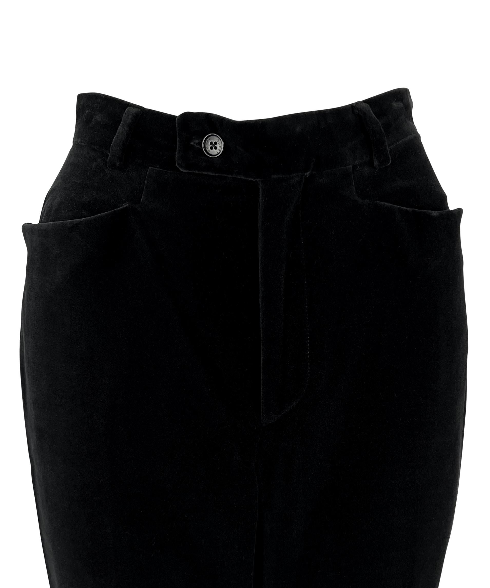 Estos pantalones de esmoquin de terciopelo negro de la colección Otoño/Invierno 1996 de Gucci, diseñados por Tom Ford, presentan una silueta elegante con cintura alta y cierre delantero abotonado. La rica textura de terciopelo añade una sensación de
