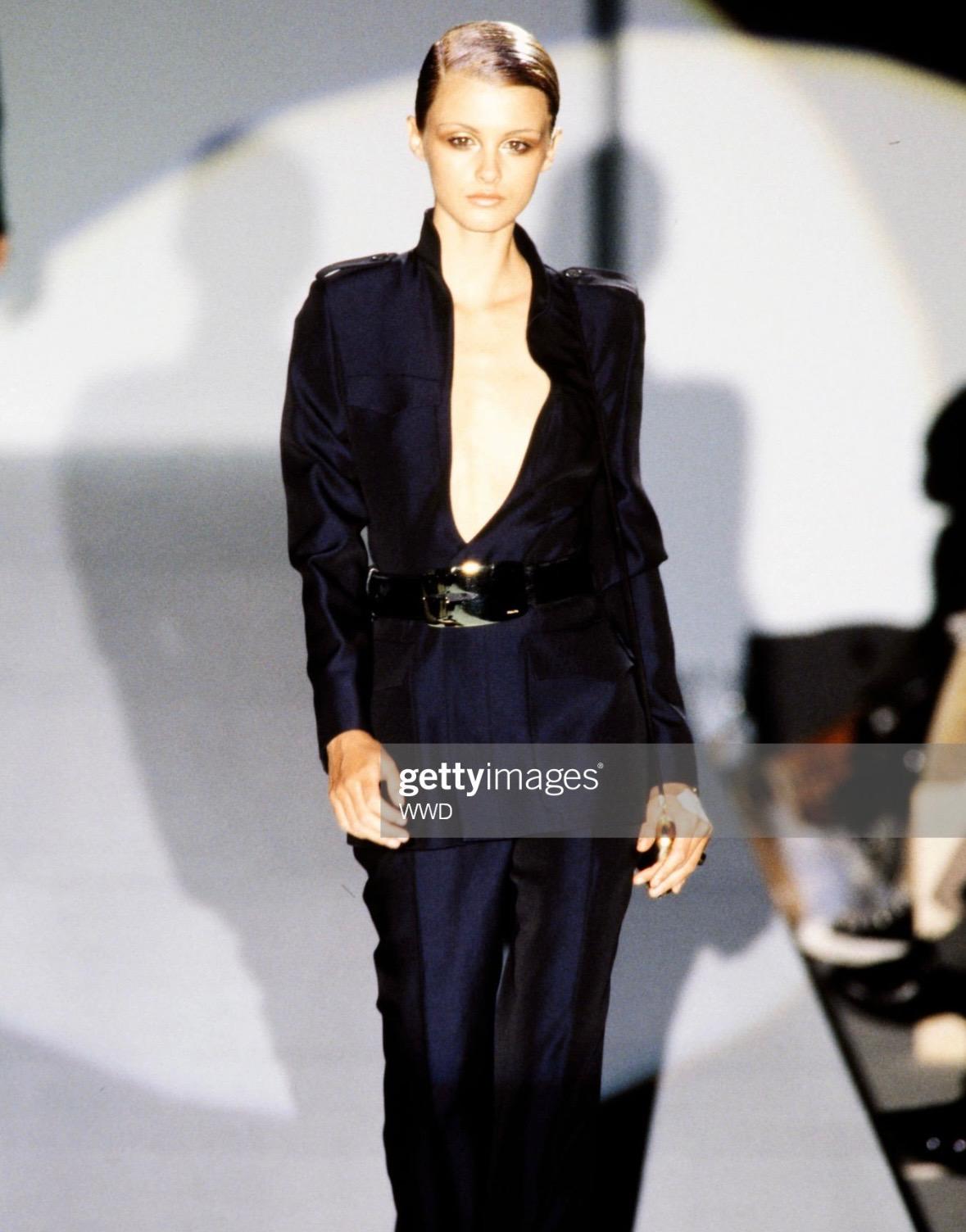 H/W 1996 Gucci by Tom Ford Laufsteg-Hosenanzug in schillernder Marineblau im Zustand „Hervorragend“ im Angebot in West Hollywood, CA