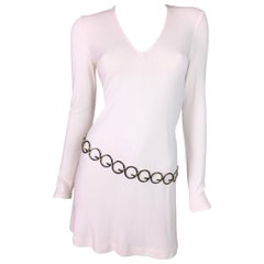 F/W 1996 Gucci by Tom Ford Mini Robe blanche avec ceinture argentée logo GG
