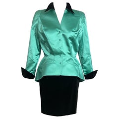 F/W 1996 Thierry Mugler Costume de défilé structurel en soie verte avec étiquettes
