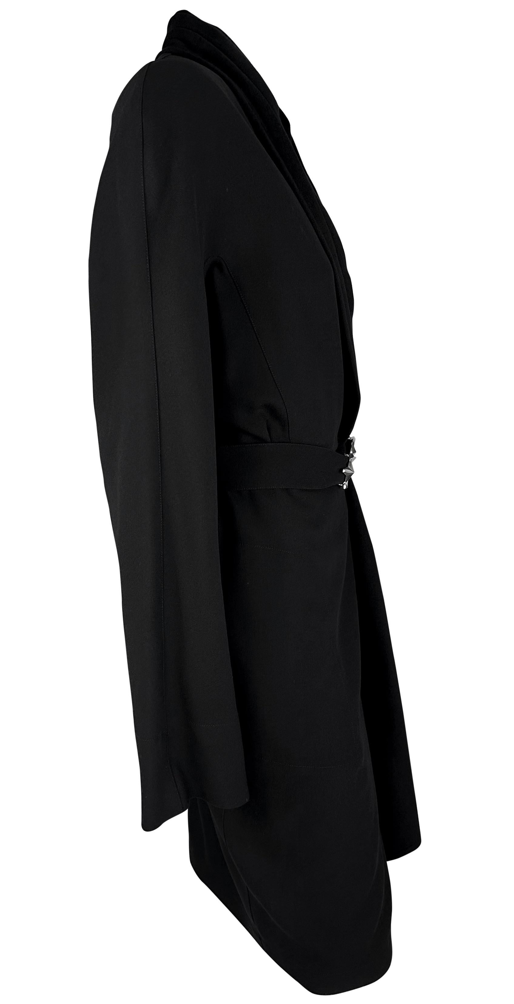 A/I 1996 Thierry Mugler, colletto a scialle, fibbia a forma di cavallo, abito a portafoglio nero in vendita 1