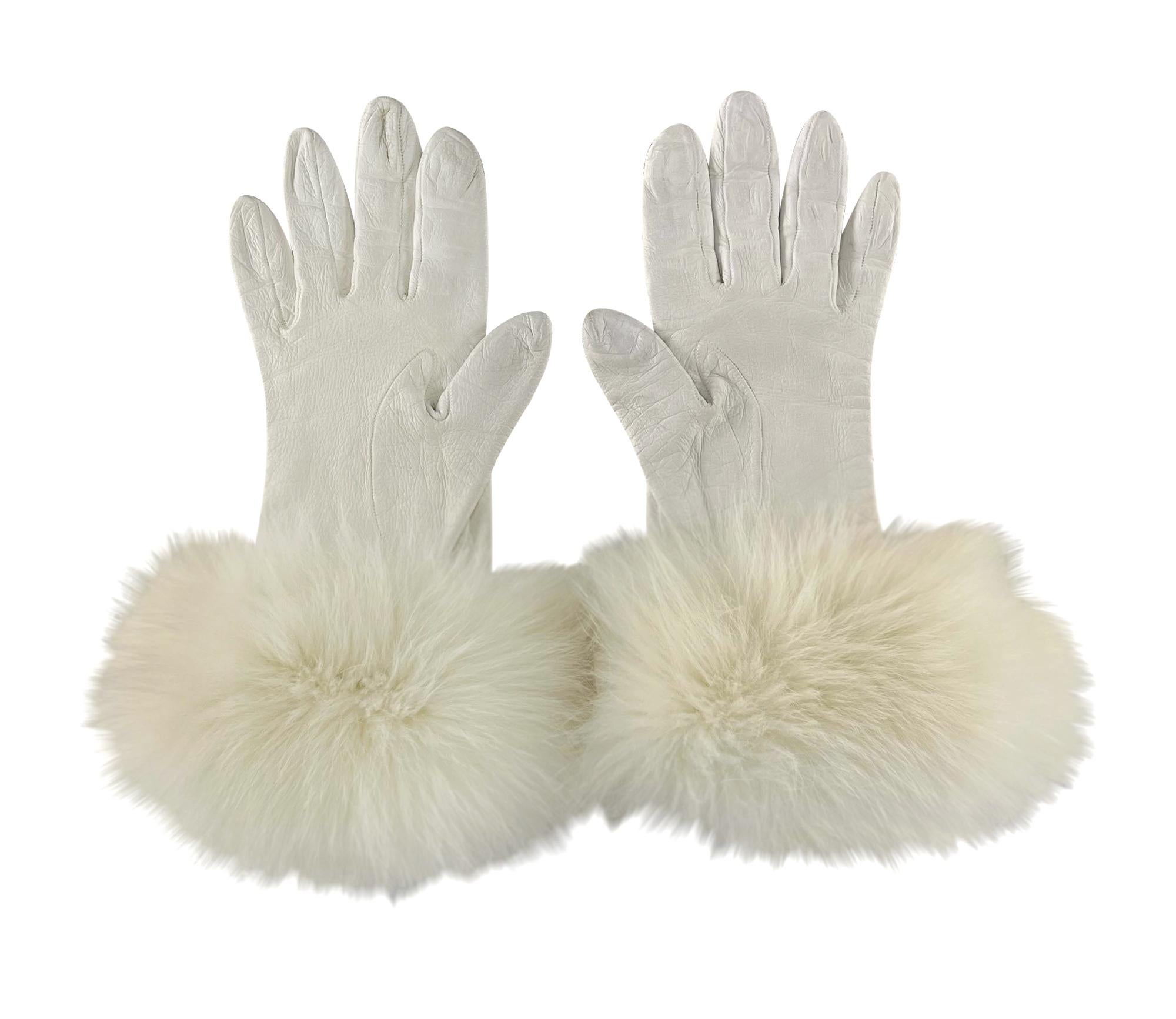 Issus de la collection automne/hiver 1997 de Christian Dior et signés John Galliano, ces luxueux gants en cuir sont ornés d'une élégante fourrure de renard blanc.

Mesures approximatives :
Largeur de la paume : 4