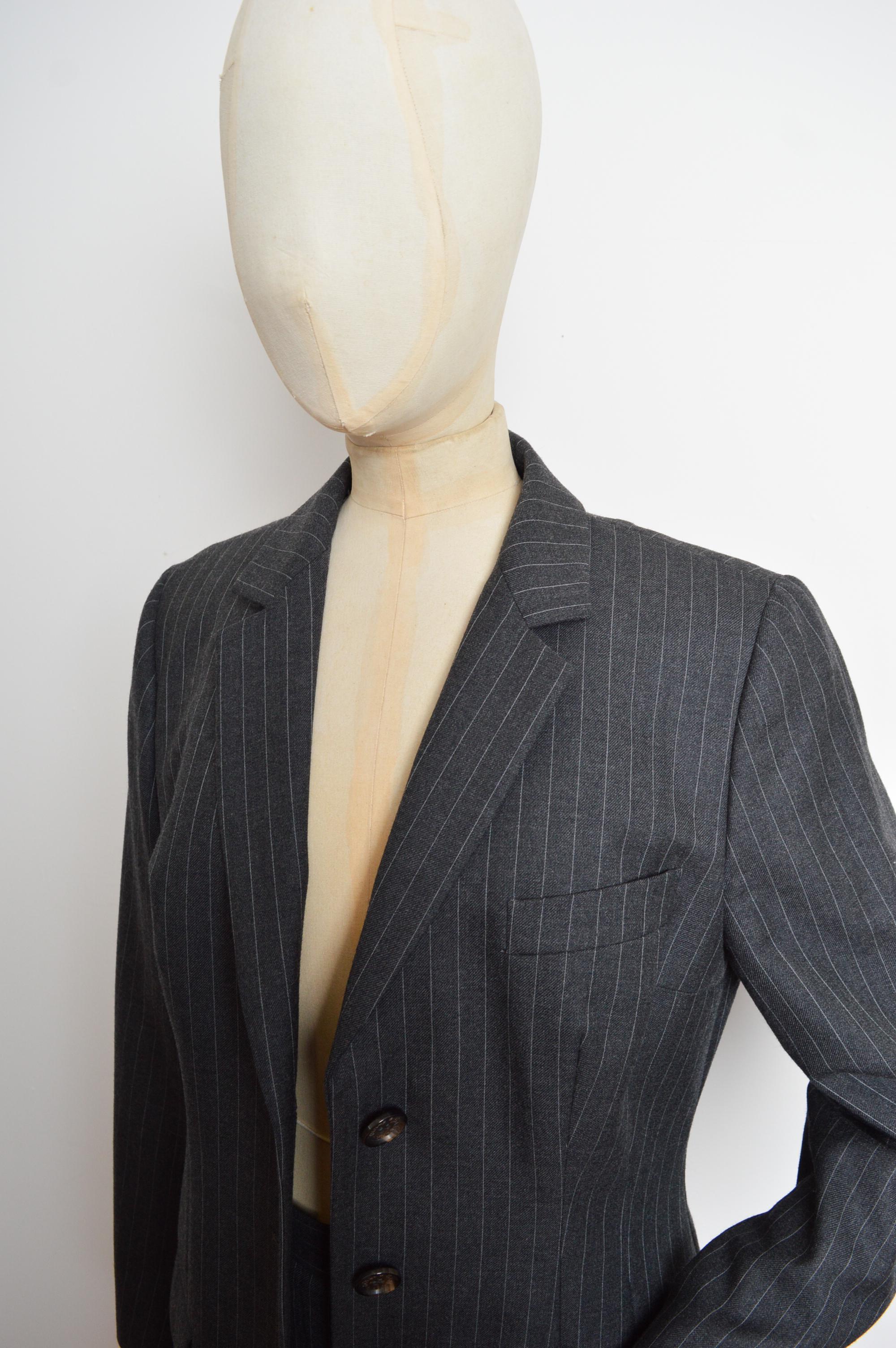 A/I 1997 Dolce & Gabbana: blazer lungo gessato e pantaloni a vita alta - Abito pantalone in vendita 12
