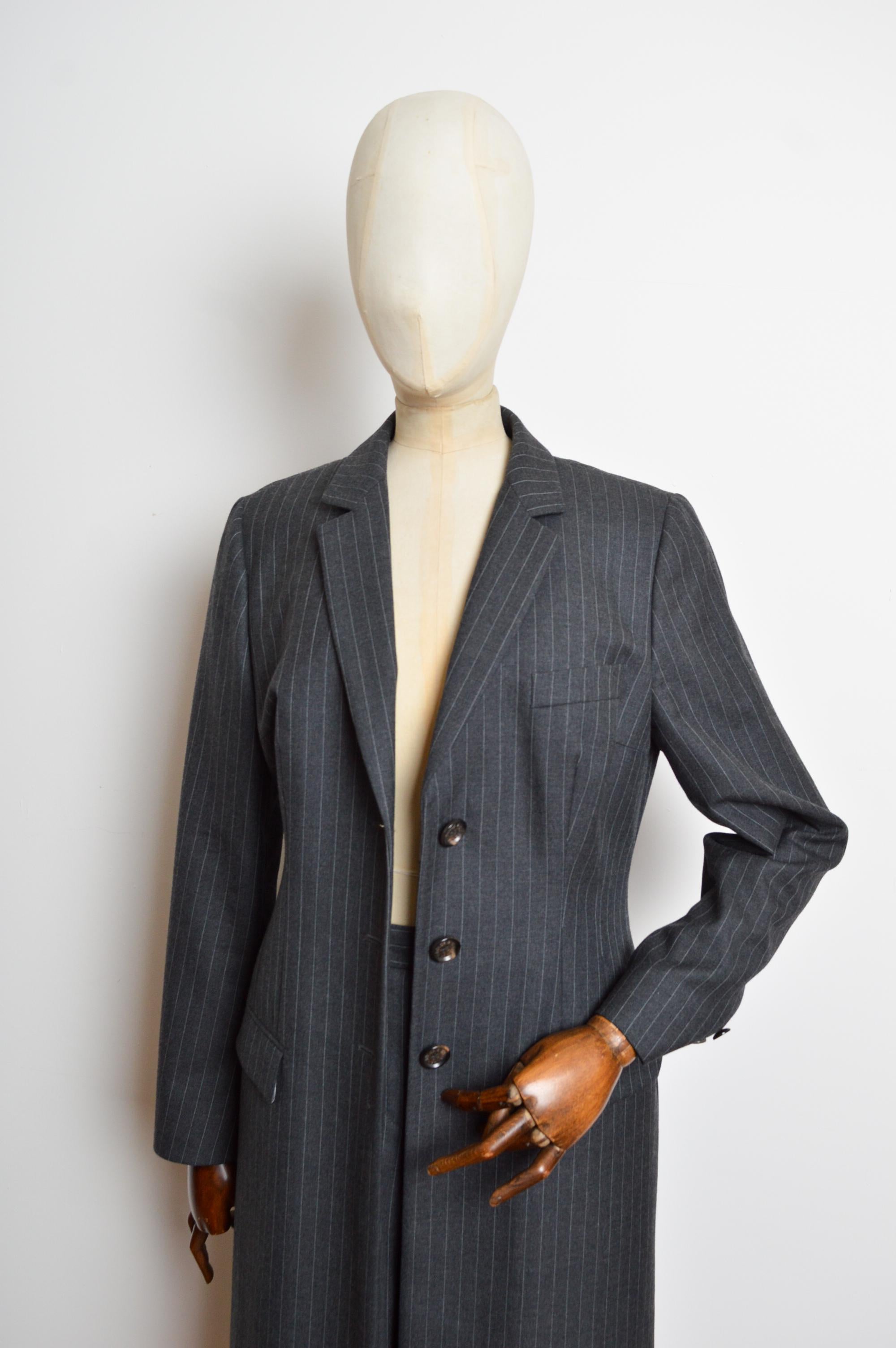 A/I 1997 Dolce & Gabbana: blazer lungo gessato e pantaloni a vita alta - Abito pantalone in vendita 1