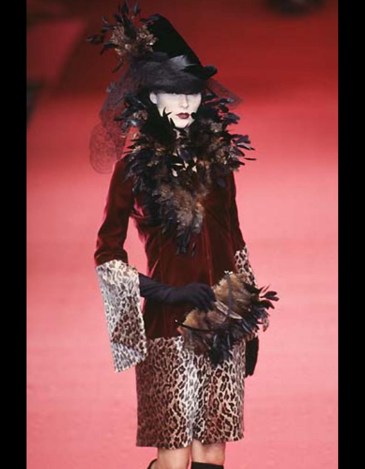 Pasarela F/W 1997 Dolce & Gabbana Bolso de noche de seda satinada con plumas en Excelente estado para la venta en West Hollywood, CA