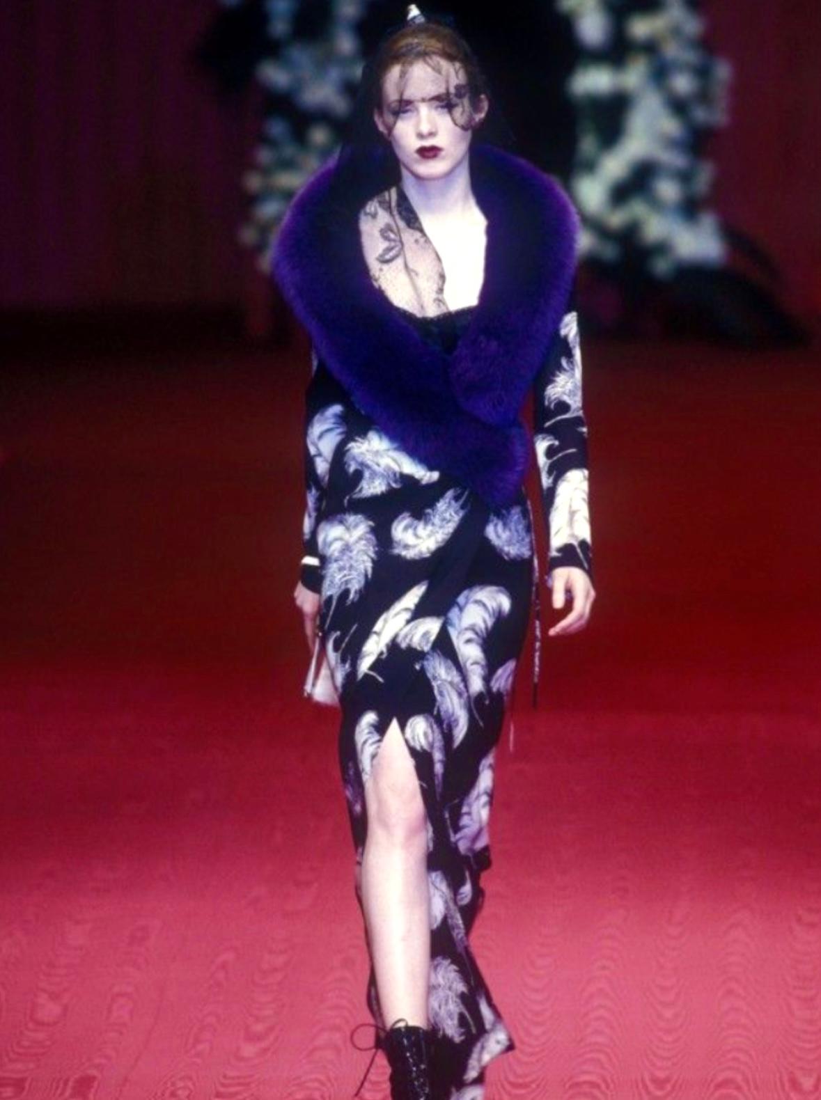 Dieser schwarze Staubwedel mit Federmuster, den Sigourney Weaver bei den Gotham Independent Film Awards 1997 trug, wurde erstmals auf dem Herbst/Winter 1997 Laufsteg von Dolce & Gabbana an Karen Elson gezeigt. Der legendäre Irving Penn hat Carolyn
