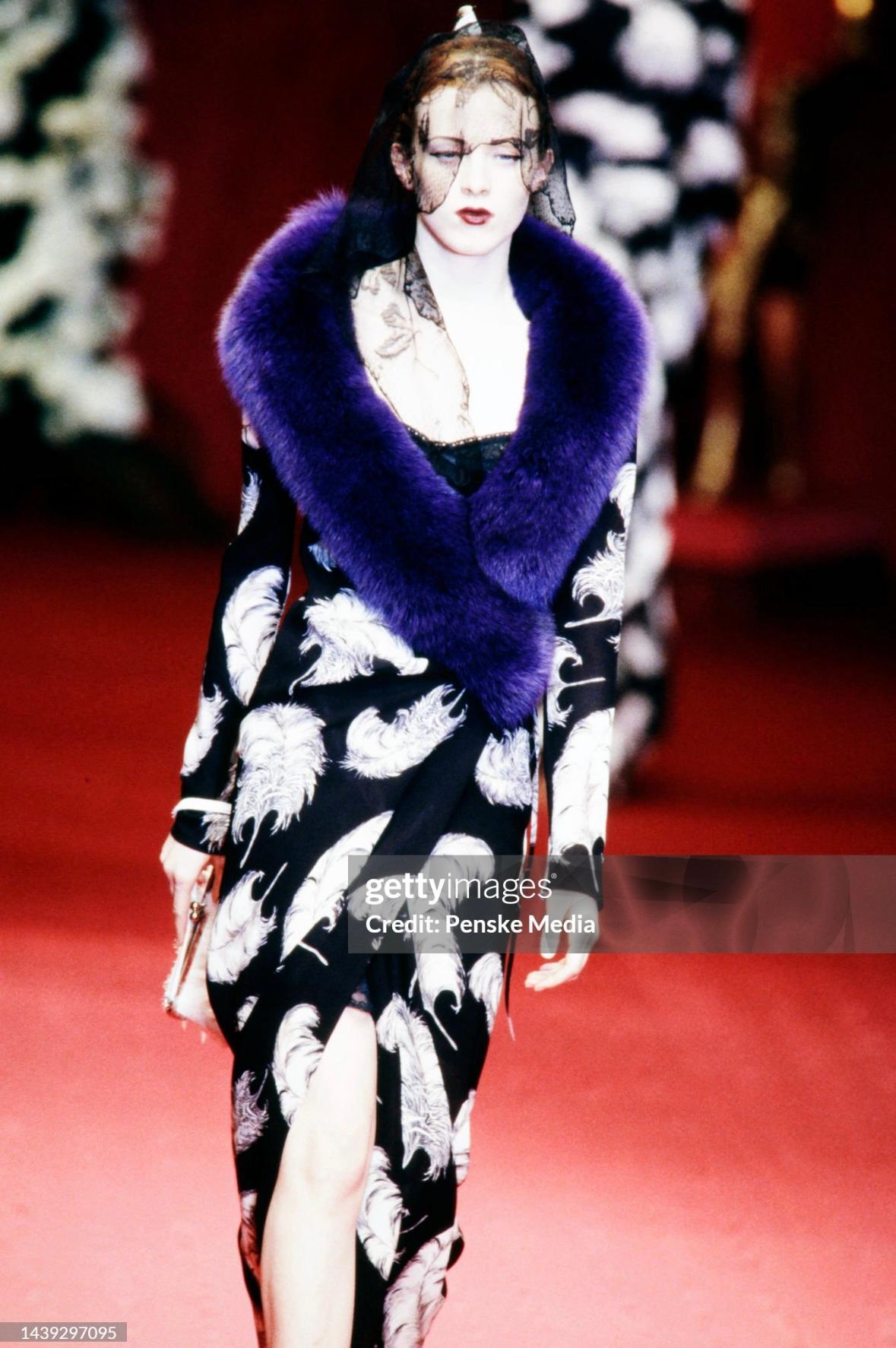 Donna A/I 1997 Dolce & Gabbana: pelliccia di volpe viola e spolverino con stampa in piuma nera in vendita